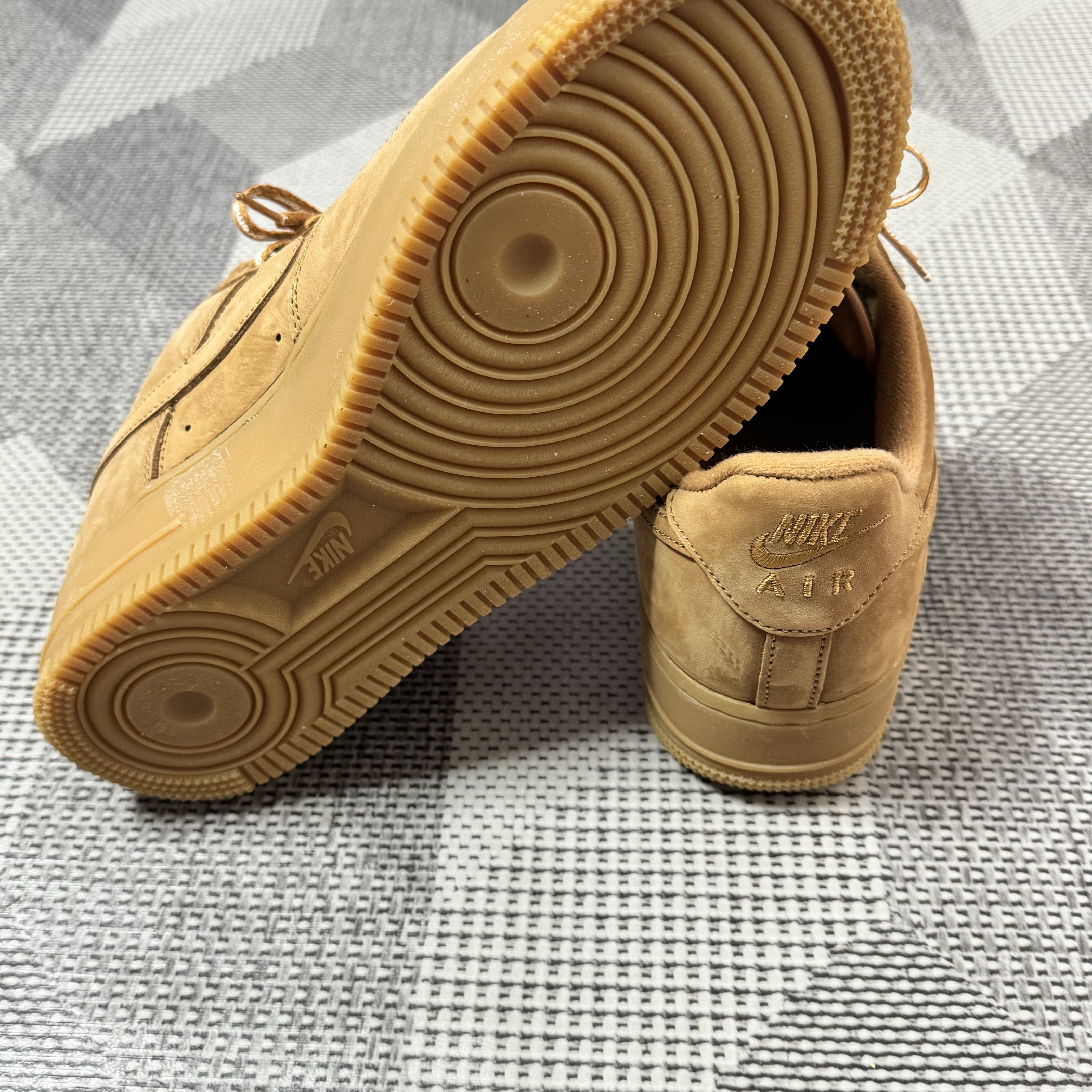 Nike x Supreme Air Force 1 Low Flax 착용 스타일 - 5