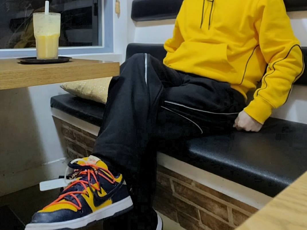 Nike x Drake Nocta Essential Hoodie University Gold - US/EU, Nike x Off-White Dunk Low University Gold Midnight Navy 착용 스타일 - 2