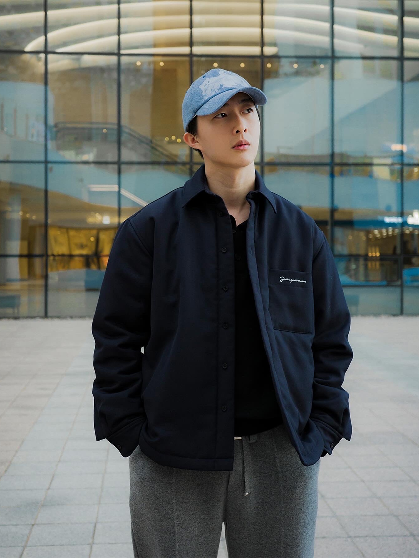 Jacquemus La Chemise Boulanger Puffed Overshirt Navy, Salomon x Comme des Garcons Pulsar Platform Black 착용 스타일 - 1