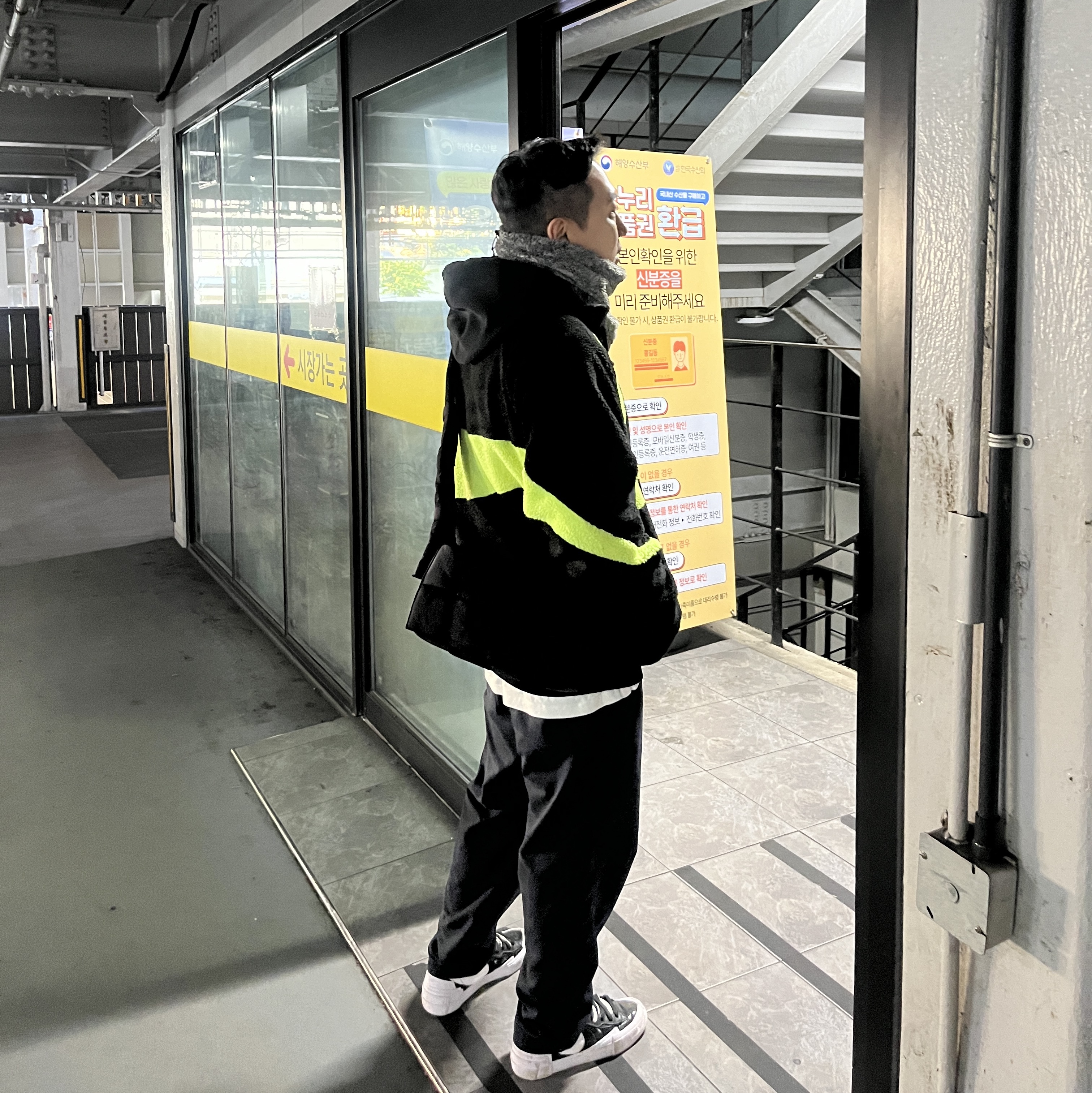 Nike Big Swoosh Full Zip Jacket Black Volt, Bottega Veneta Padded Tech Cassette Black 착용 스타일