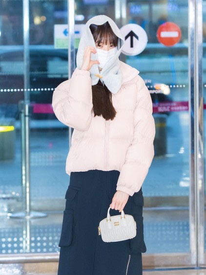 Miu Miu Matelasse Nappa Leather Top Handle Bag White 착용 스타일