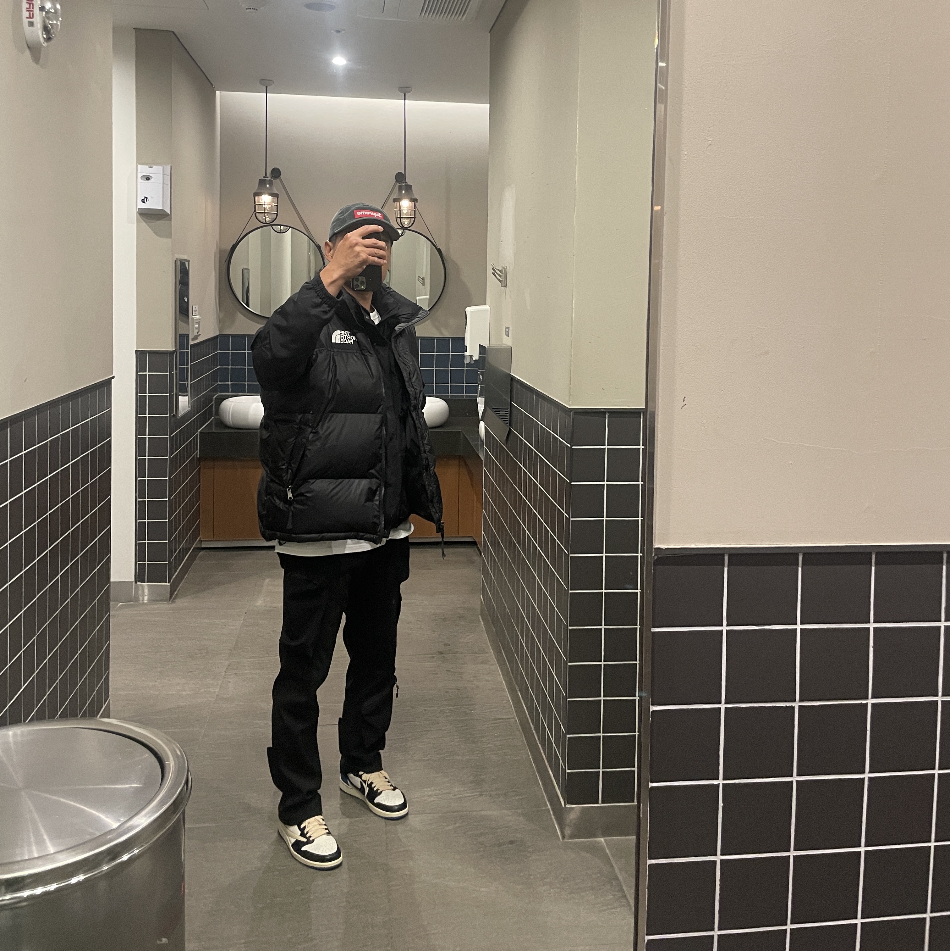 Jordan 1 x Travis Scott x Fragment Retro Low OG SP Military Blue, The North Face 1996 Retro Nuptse Vest Black 착용 스타일