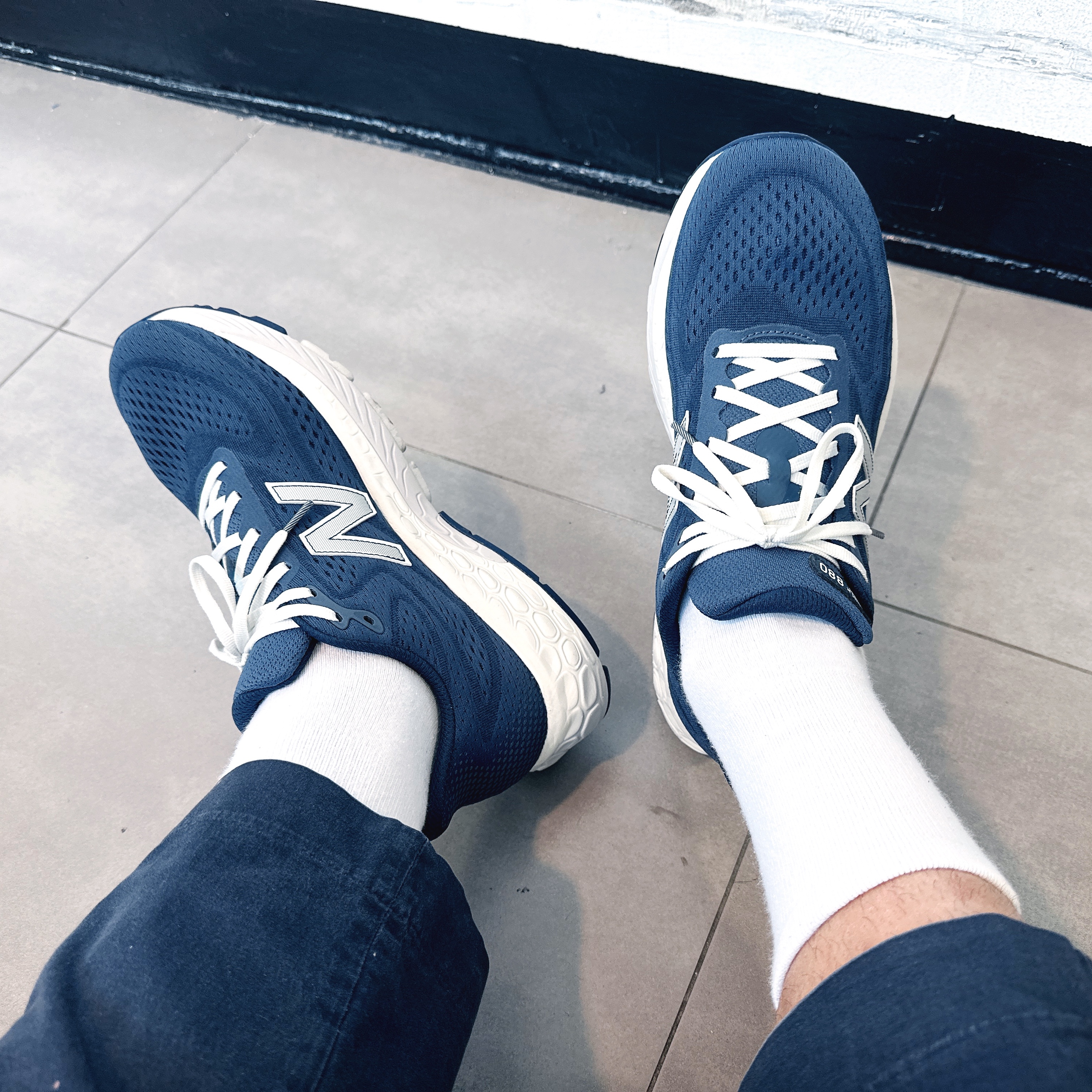 New Balance Fresh Foam X 880v13 Phantom White - 2E Wide 착용 스타일
