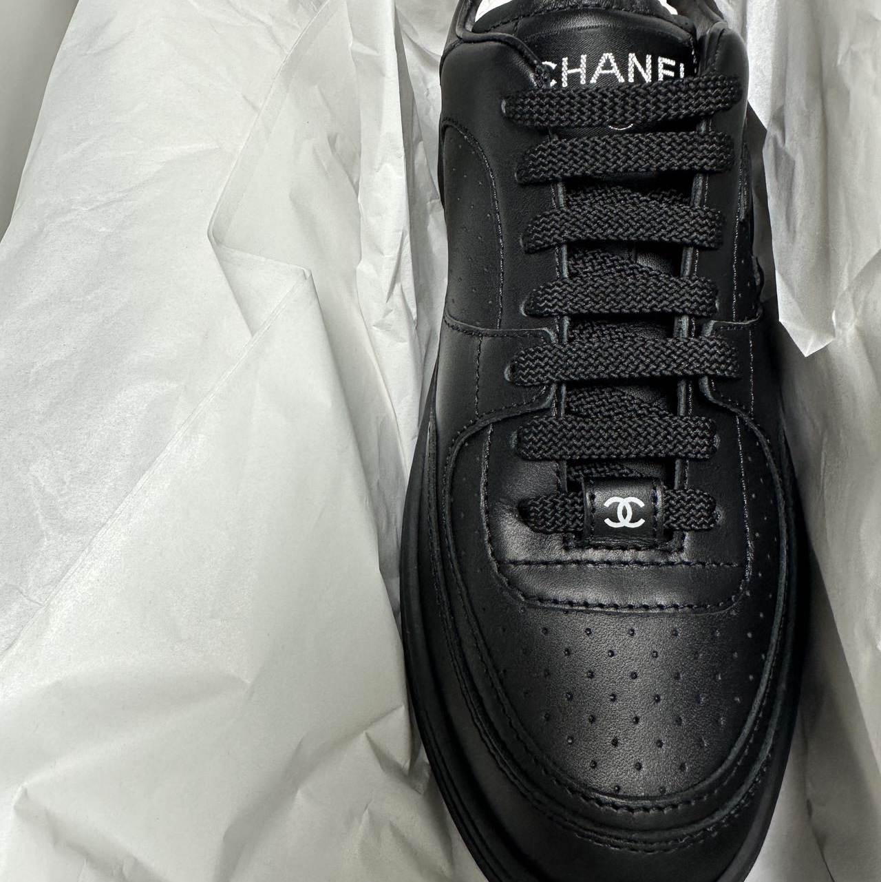 (W) Chanel Sneakers Calfskin & Black 착용 스타일