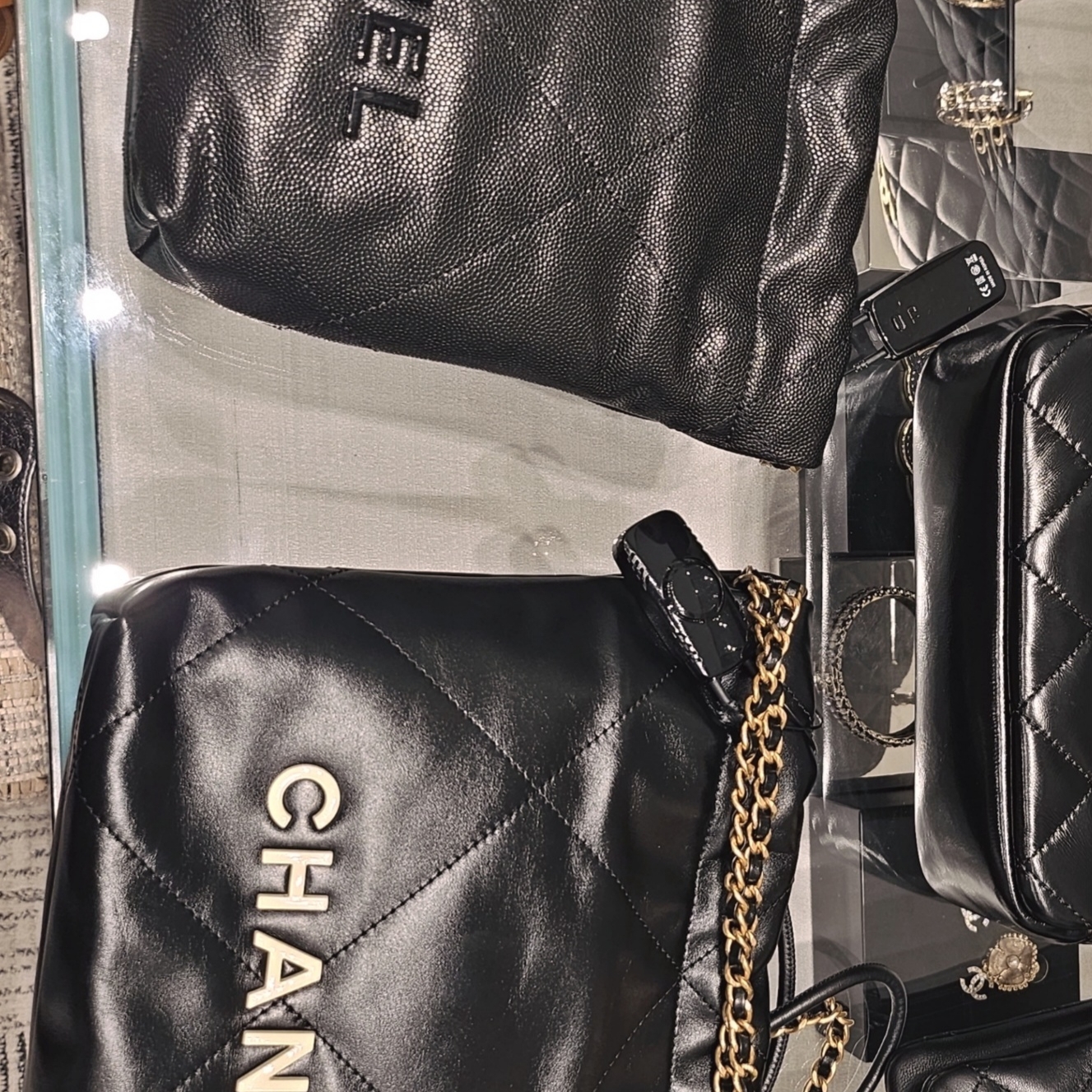 Thevinylhouse My House Sweatshirt Red, Chanel 22 Mini Handbag Shiny Grained Calfskin & Gold Lacquered Black 착용 스타일 - 3