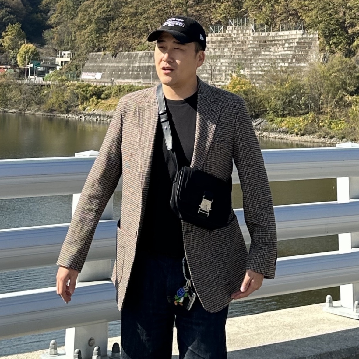 Matin Kim Mini Buckle Bag Black, New Era x Balansa Unstructured Ball Cap Black 착용 스타일