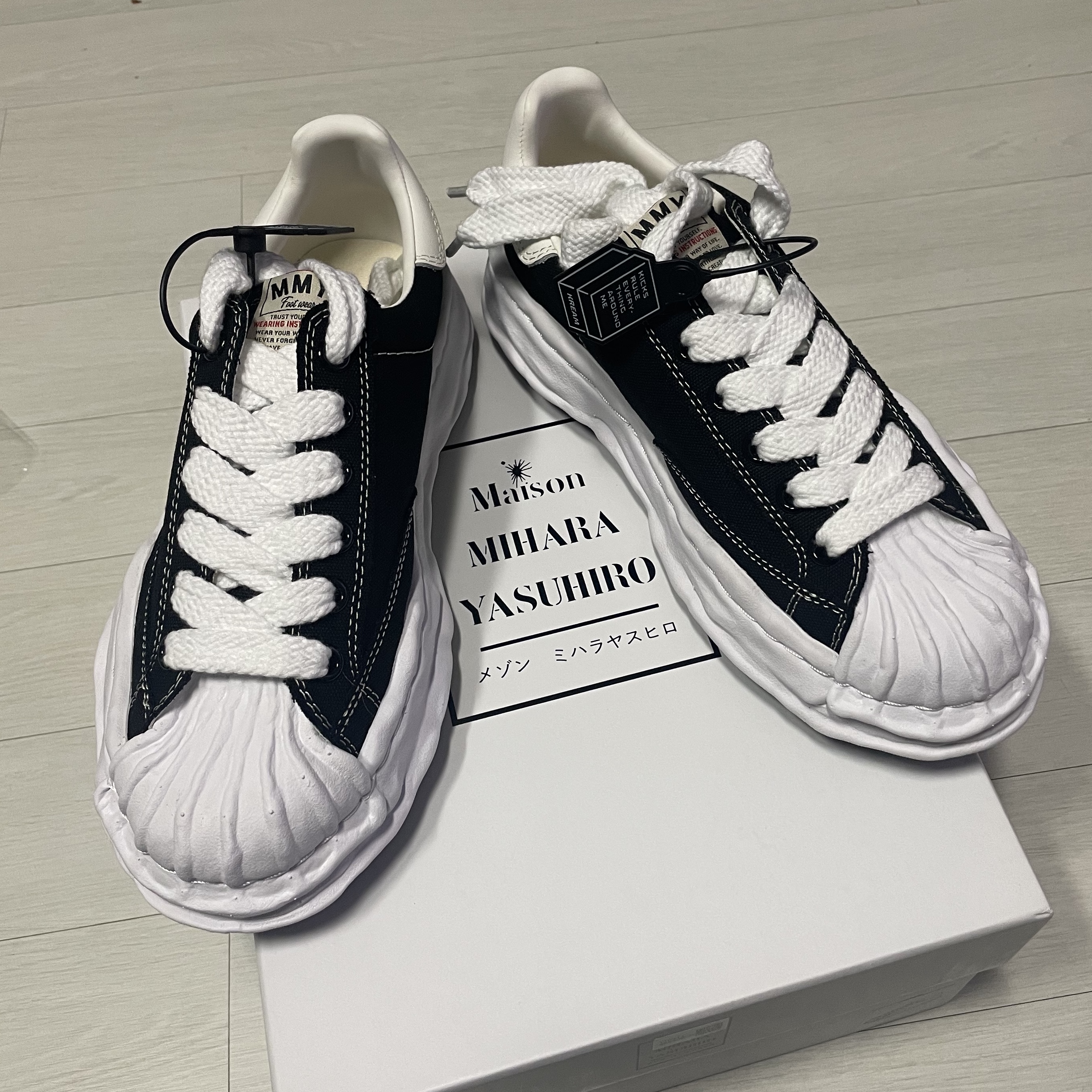 Maison Mihara Yasuhiro Blakey OG Sole Canvas Low-top Sneakers Black White 착용 스타일 - 2