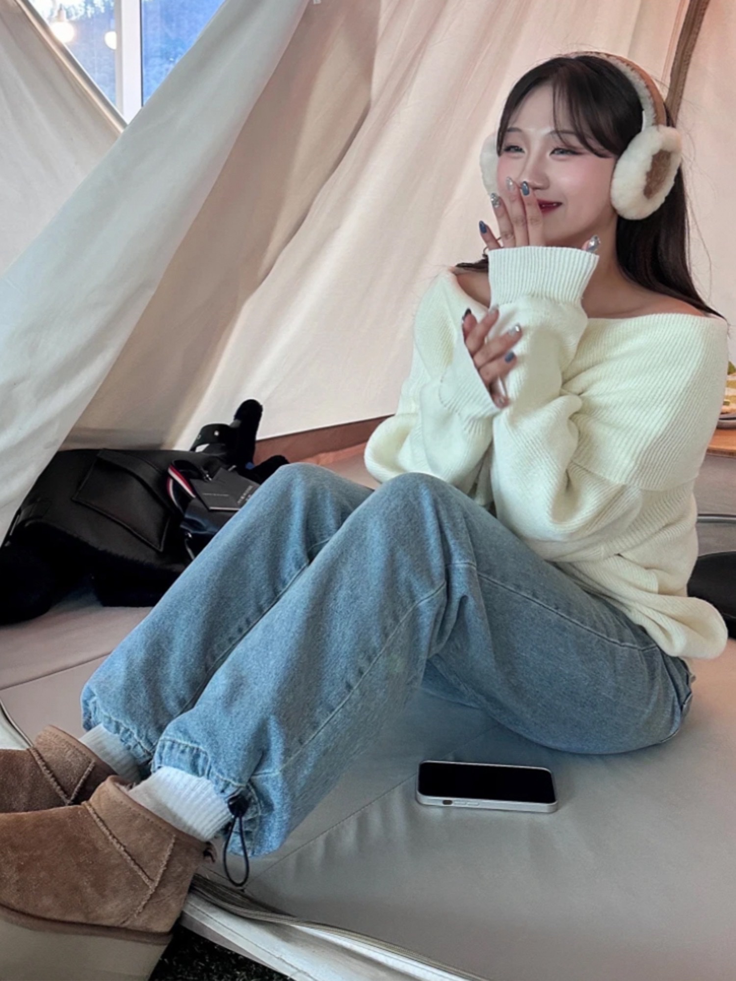 (W) UGG Embroidered Logo Earmuff Chestnut, (W) UGG Classic Ultra Mini Platform Boots Chestnut 착용 스타일 - 4