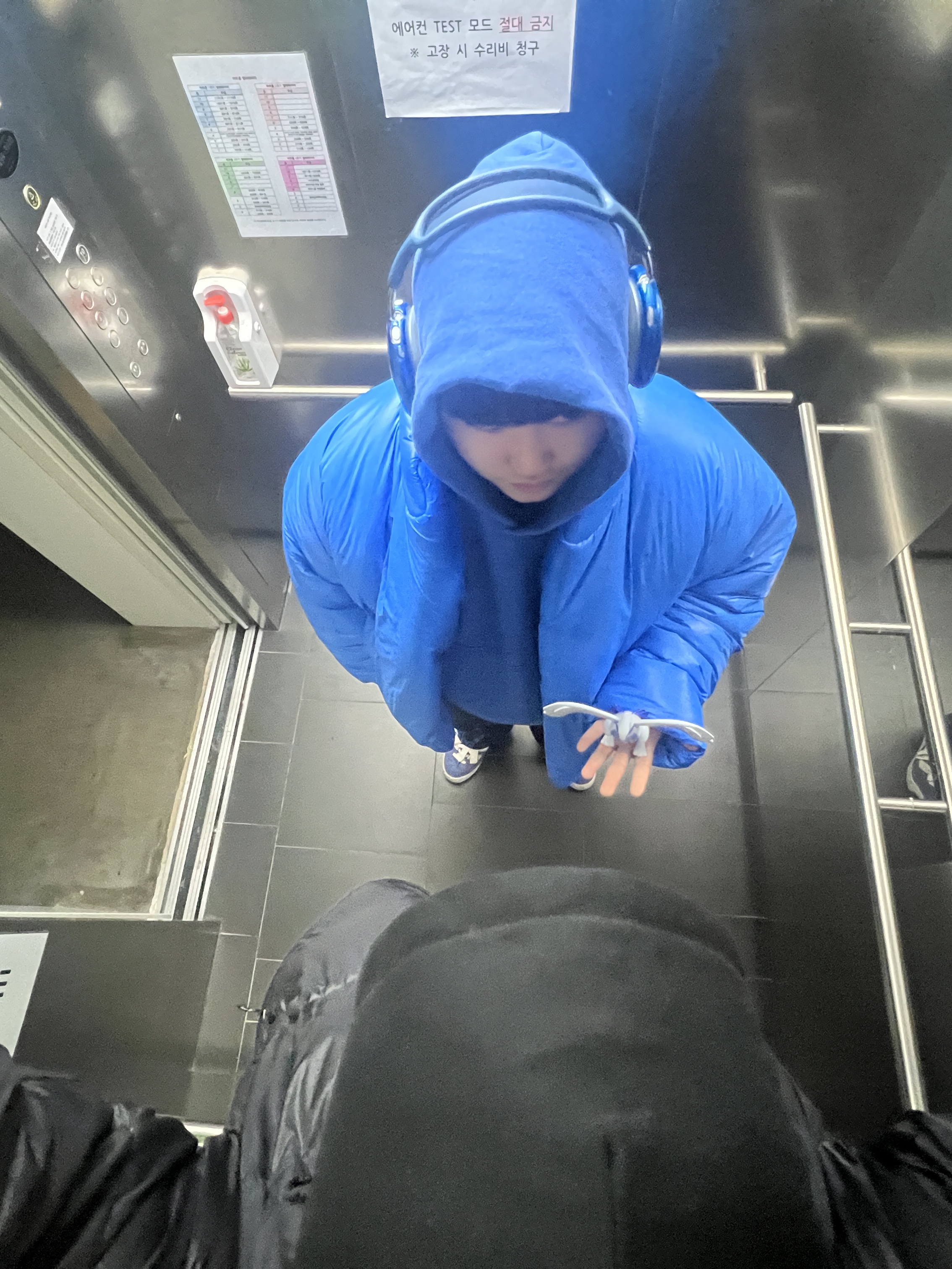 Yeezy Gap Hoodie Blue, Yeezy Gap Round Jacket Blue 착용 스타일 - 2