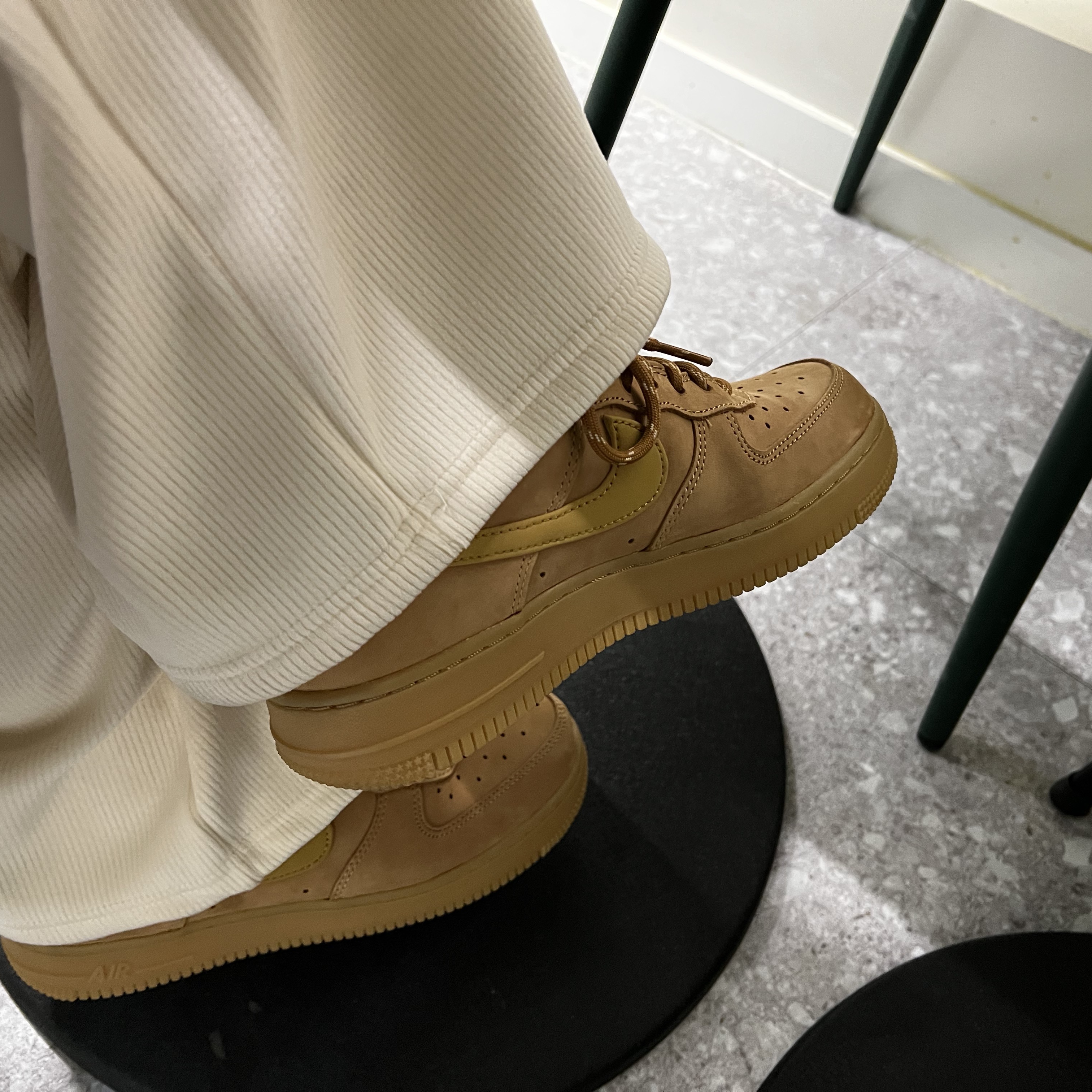 Nike Air Force 1 '07 WB Flax 착용 스타일