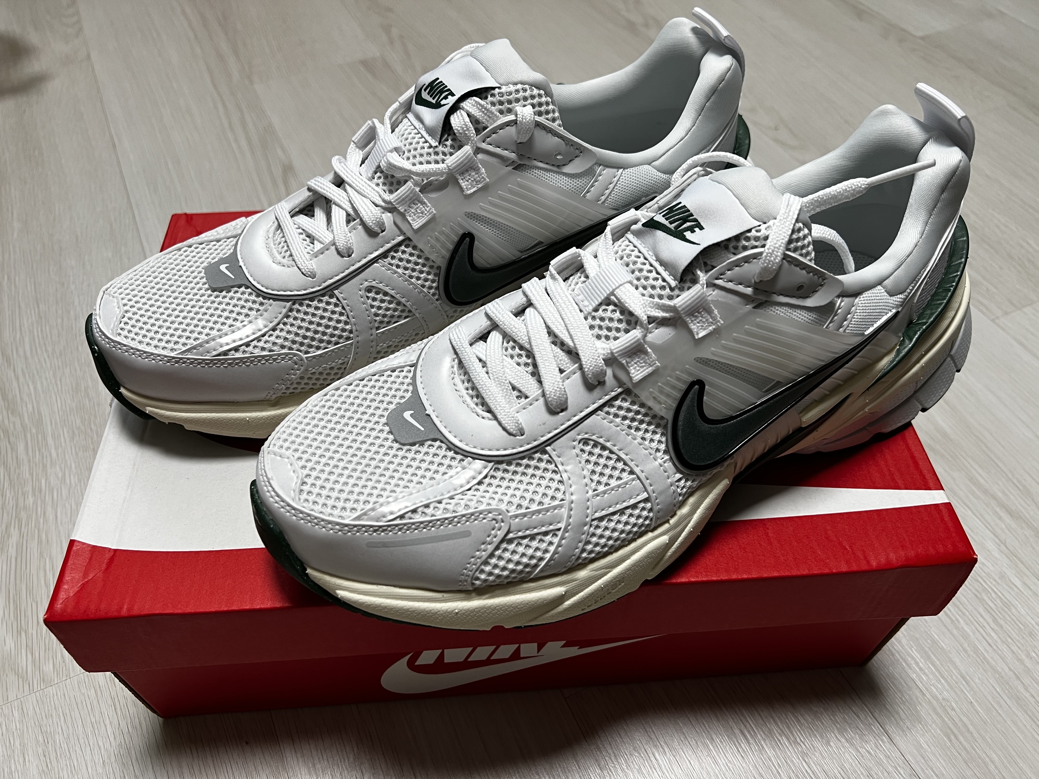 Nike V2K Run White Fir 착용 스타일