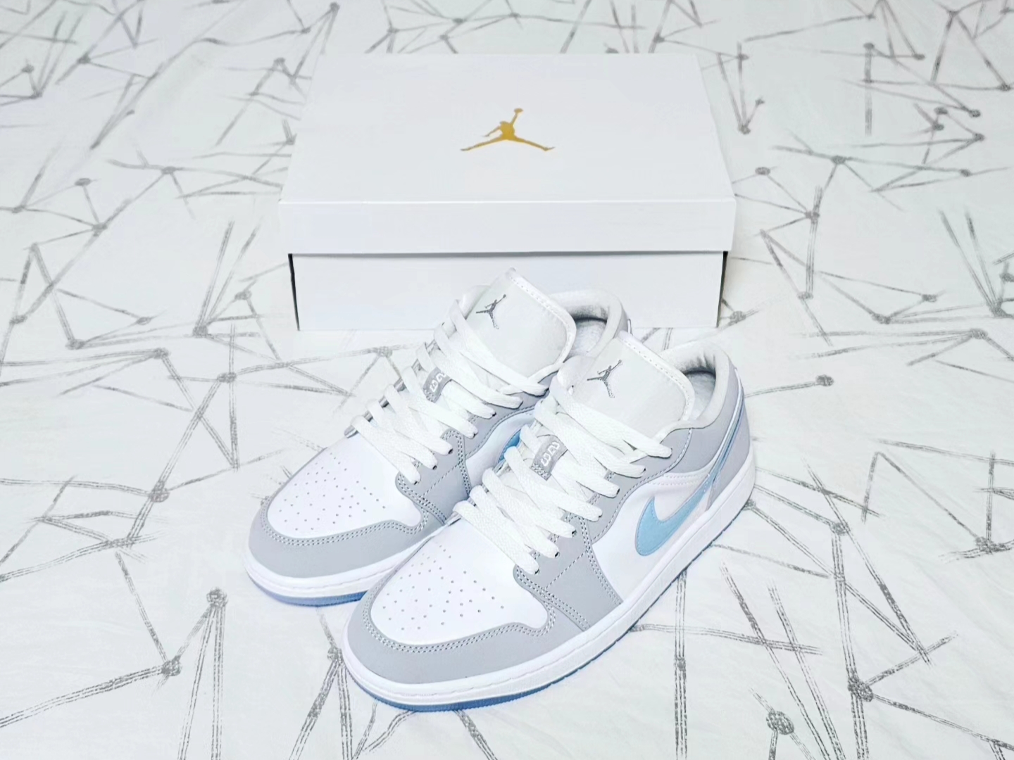 (W) Jordan 1 Low White Wolf Grey 착용 스타일 - 1