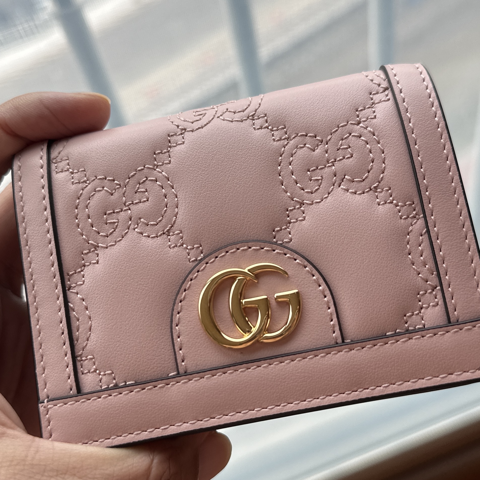 Gucci GG Matelasse Card Case Wallet Light Pink 착용 스타일 - 3