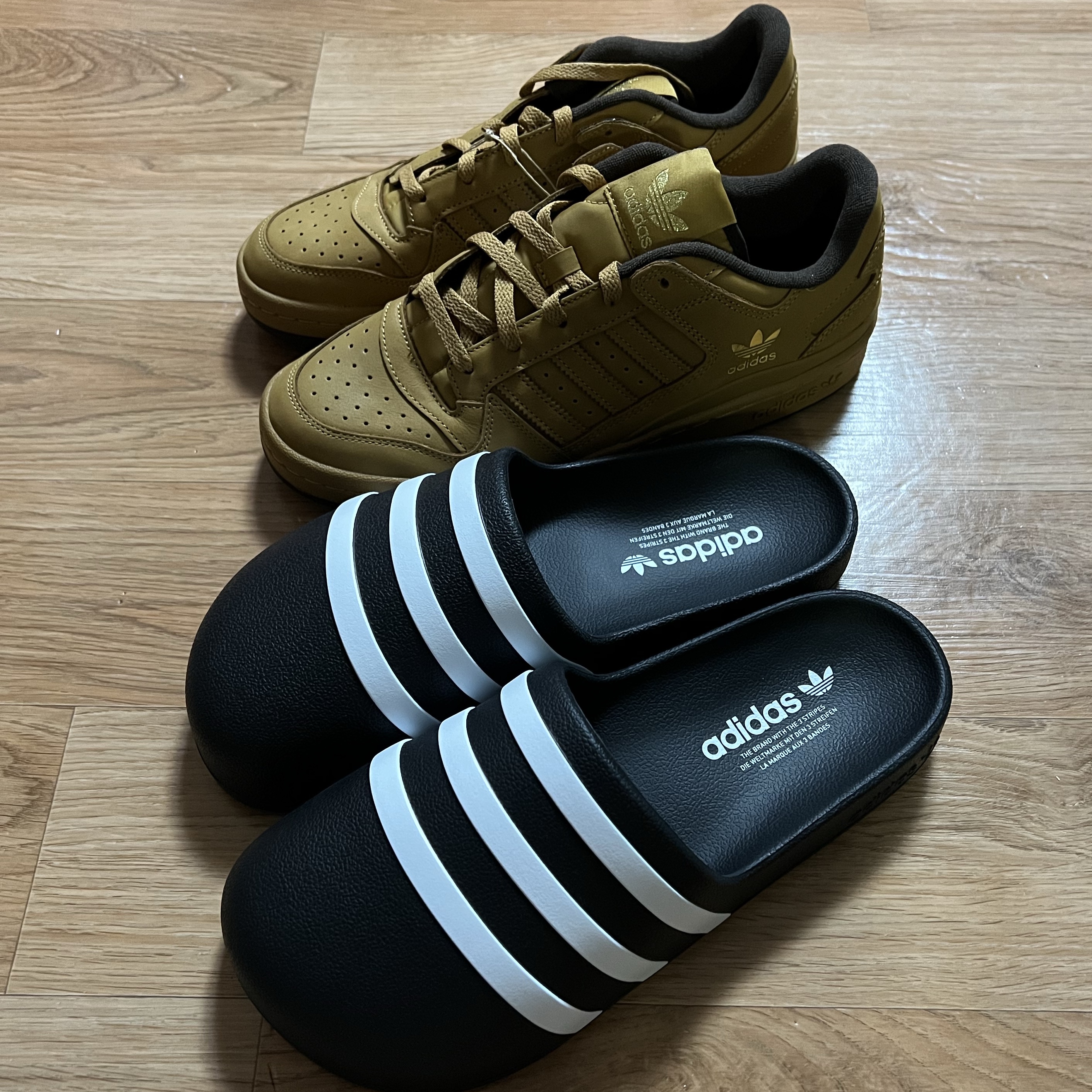 Adidas Adifom Adilette Slides Core Black 착용 스타일 - 1