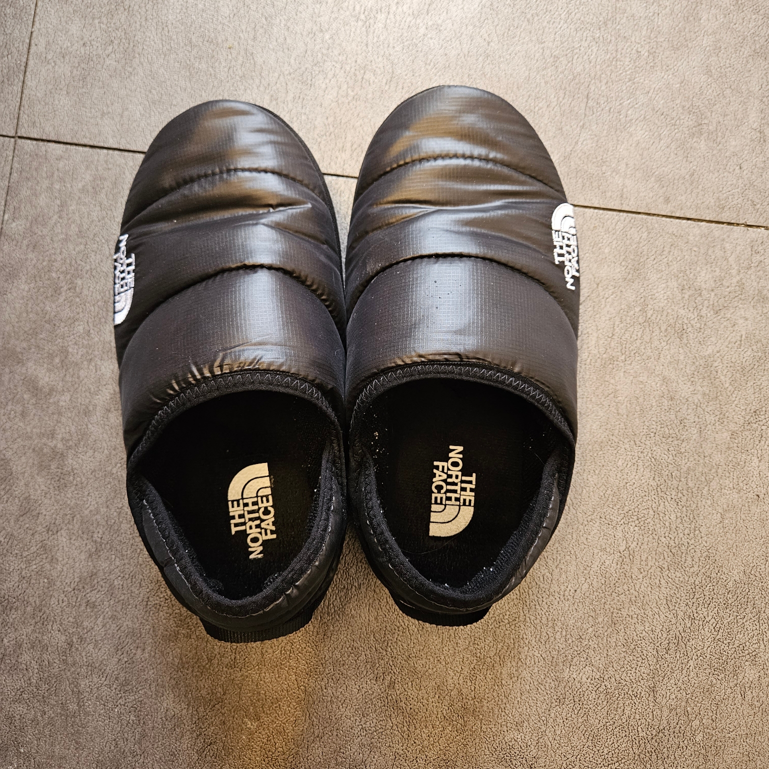 The North Face Nuptse Mule Black 착용 스타일