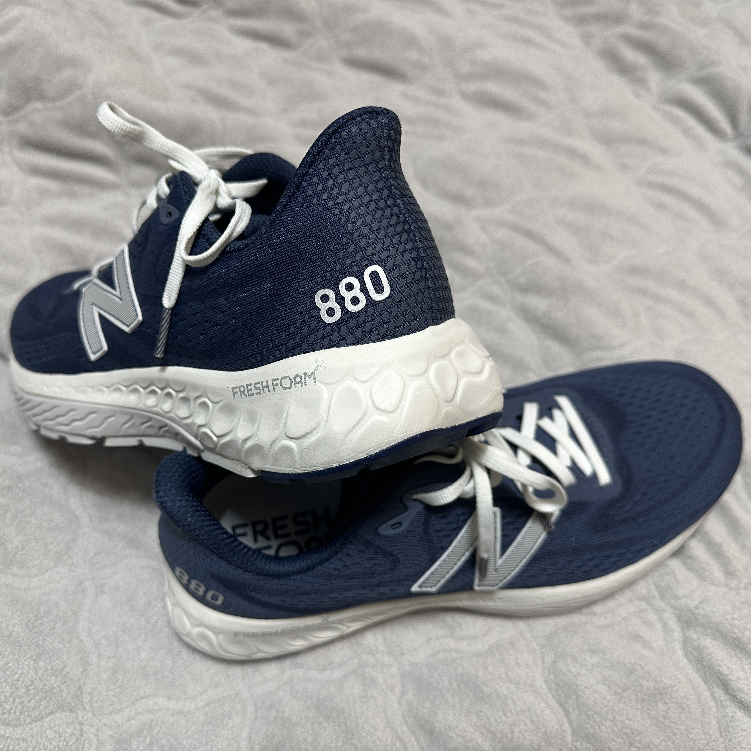 New Balance Fresh Foam X 880v13 Phantom White - 2E Wide 착용 스타일 - 4