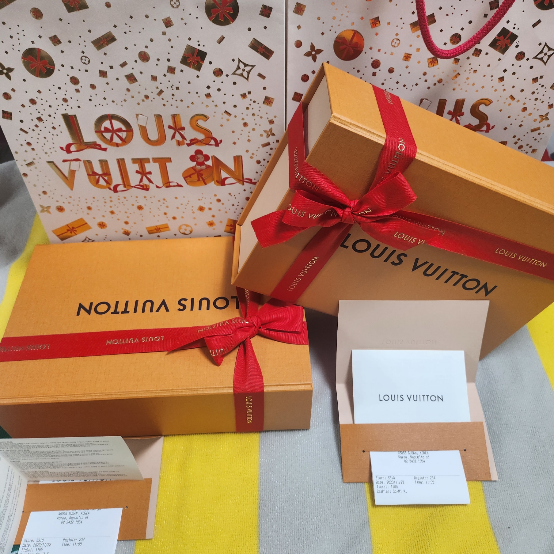 Louis Vuitton Monogram Classic Muffler Light Grey 착용 스타일