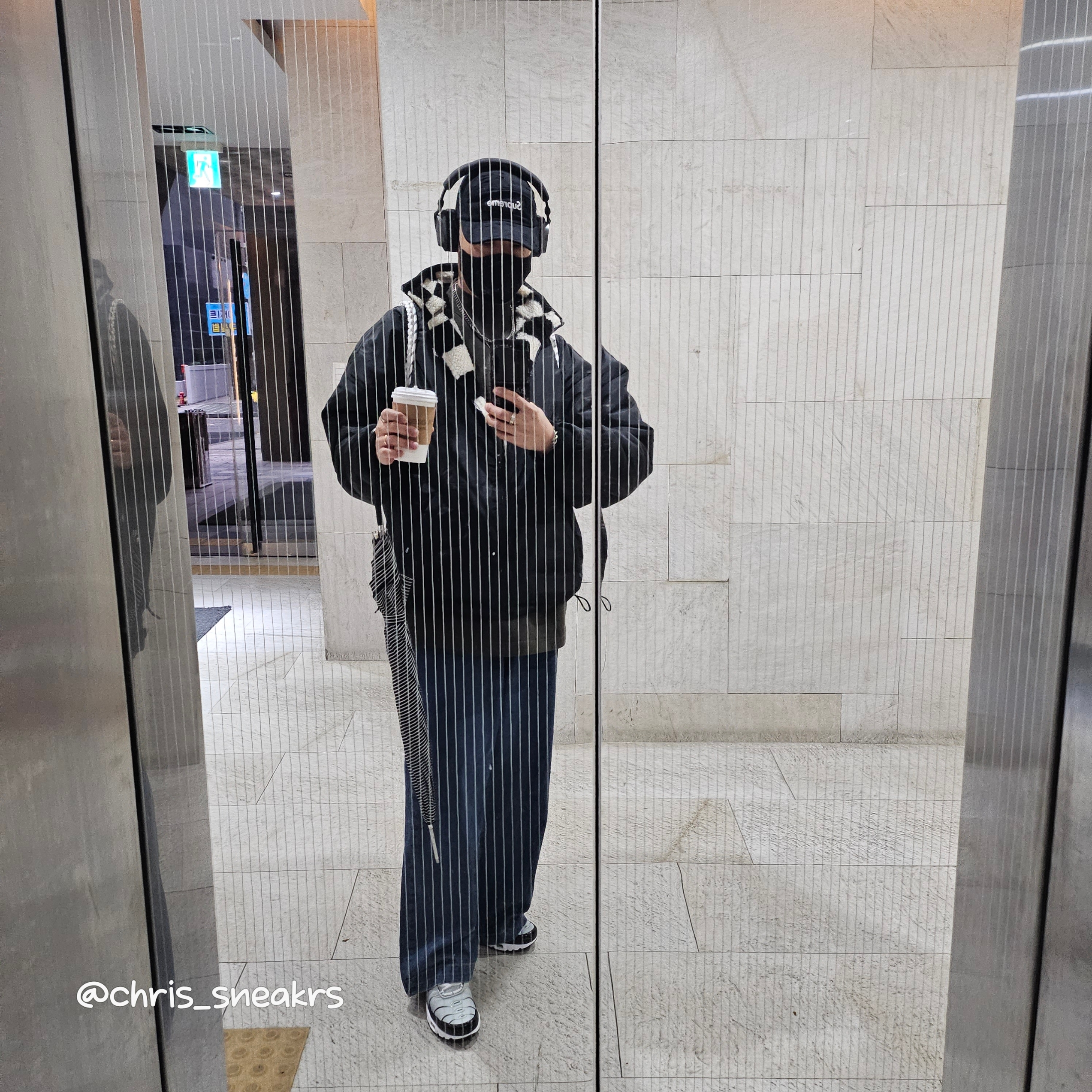 Supreme Lasered Twill Camp Cap Black - 23SS, Essentials Pull-Over Crewneck Sweatshirt Black - 21SS 착용 스타일
