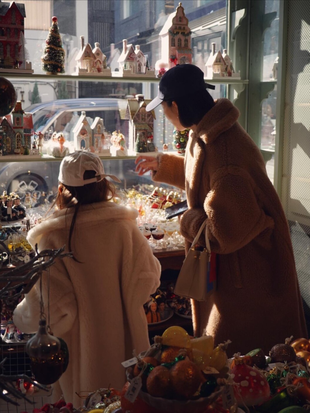 (W) Max Mara Nuevo Teddy Bear Icon Coat in Alpaca and Cashmere Sand, (W) UGG Embroidered Logo Earmuff Chestnut 착용 스타일 - 3