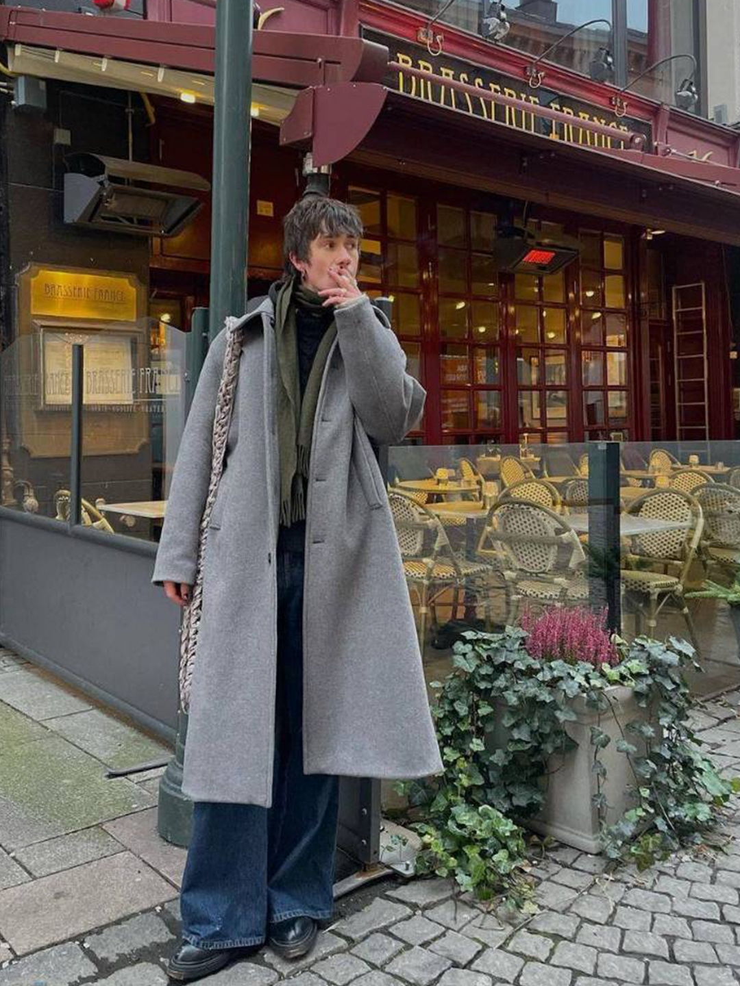 Burberry Contrast Check Wool Cashmere Jacquard Cape Grey Charcoal, Lemaire Soft Felted Wool Chesterfield Coat Grey Chine 착용 스타일 - 7