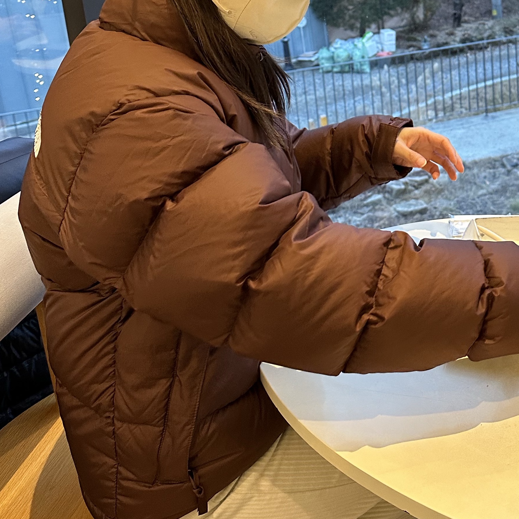 The North Face 1996 Retro Nuptse Jacket Dark Oak 착용 스타일 - 2
