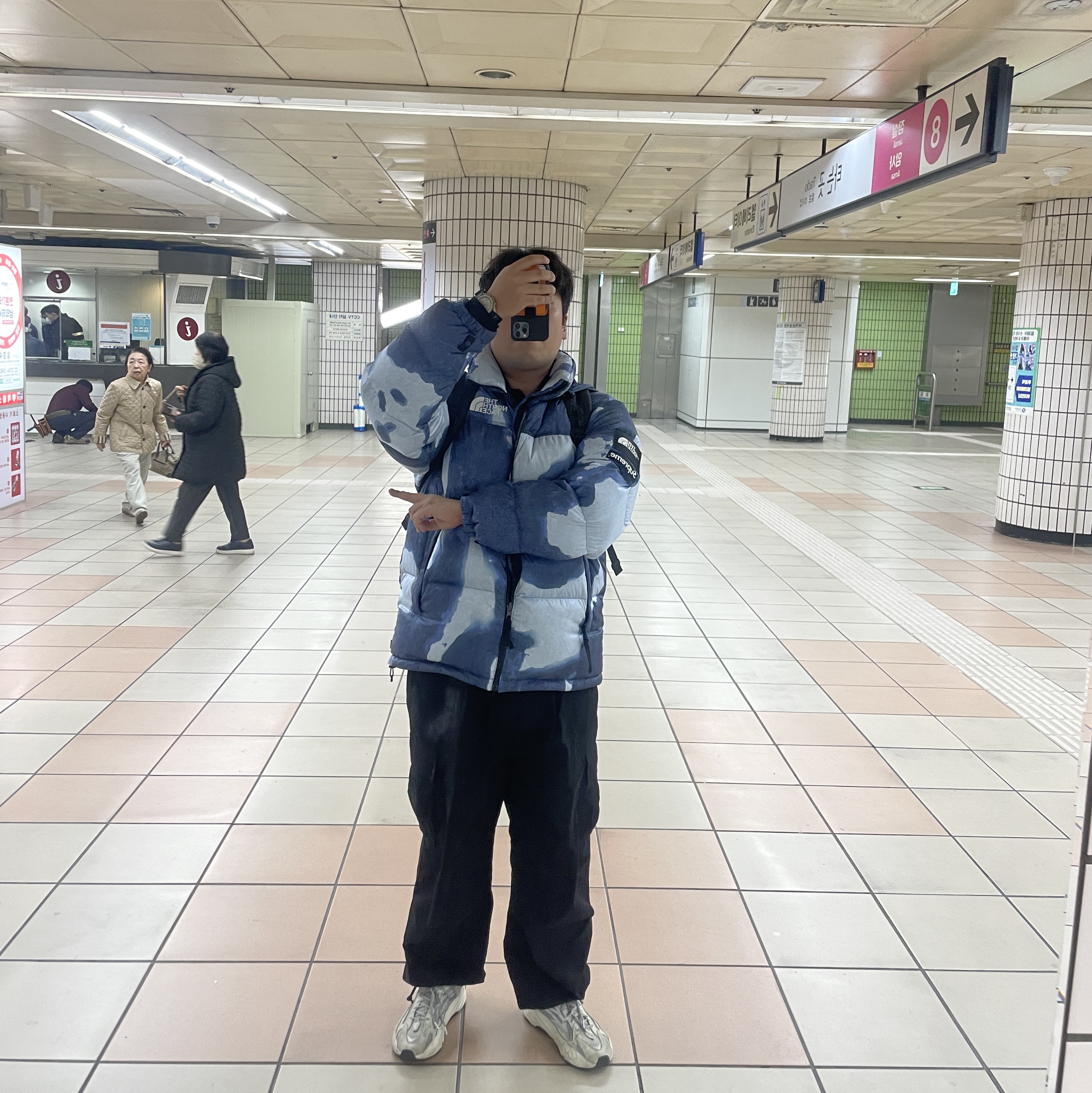 Supreme x The North Face Bleached Denim Print Nuptse Jacket Indigo - 21FW, Adidas Yeezy Boost 700 V2 Static 2022 착용 스타일