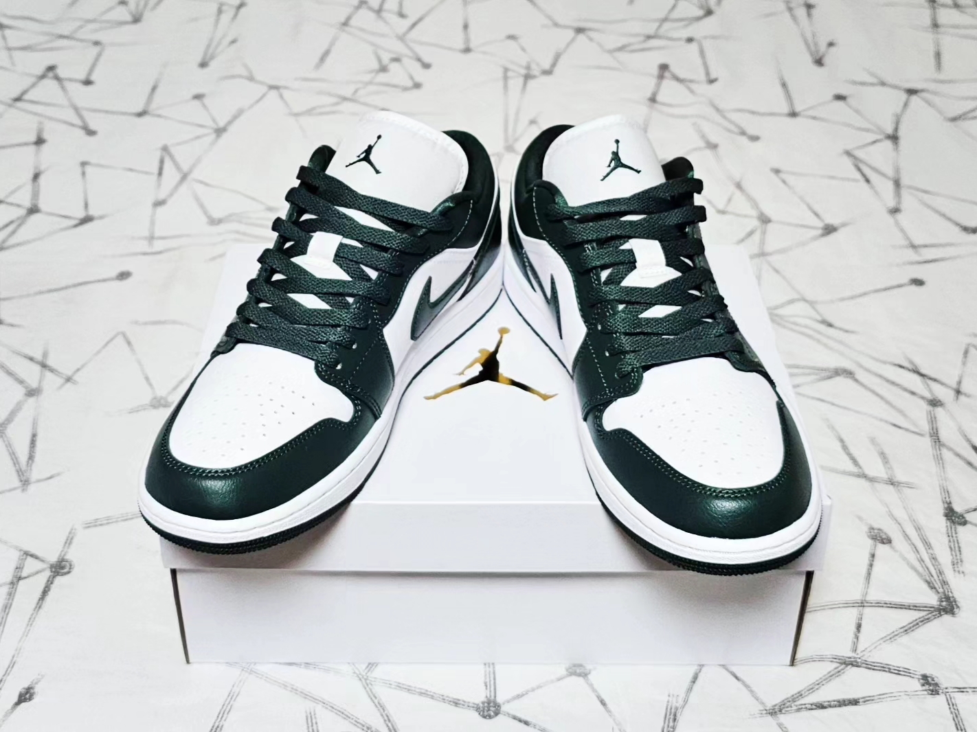 (W) Jordan 1 Low White Galactic Jade 착용 스타일 - 3