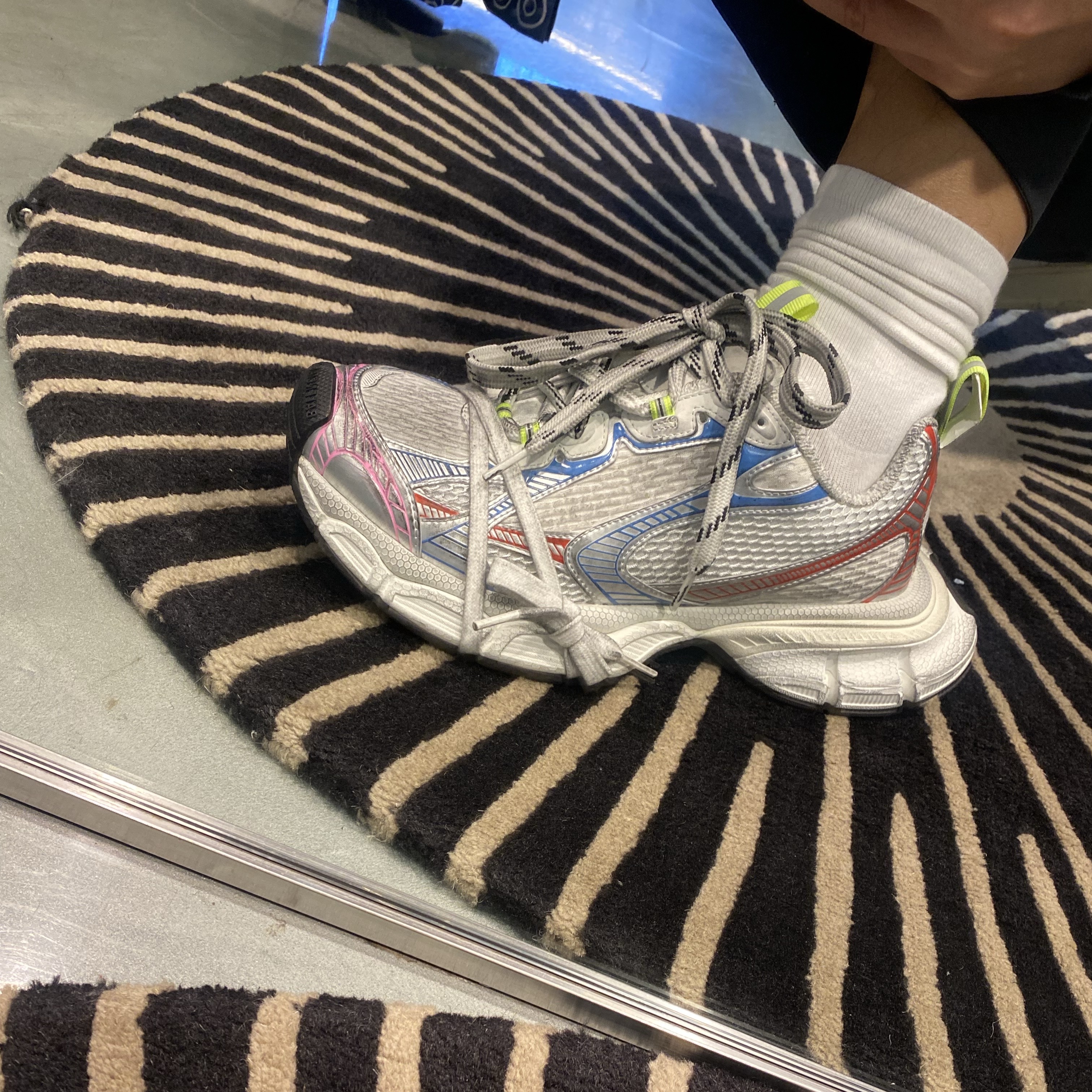 Balenciaga 3XL Sneakers White Red Blue 착용 스타일