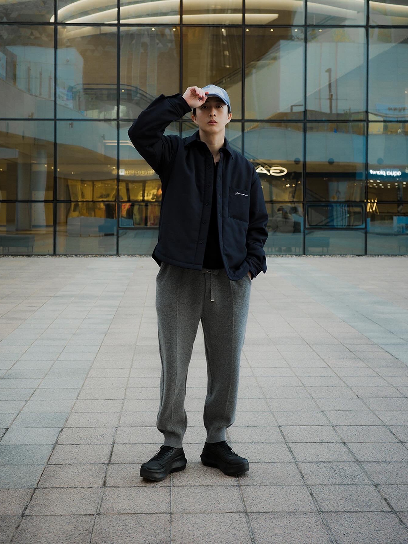Jacquemus La Chemise Boulanger Puffed Overshirt Navy, Salomon x Comme des Garcons Pulsar Platform Black 착용 스타일 - 2