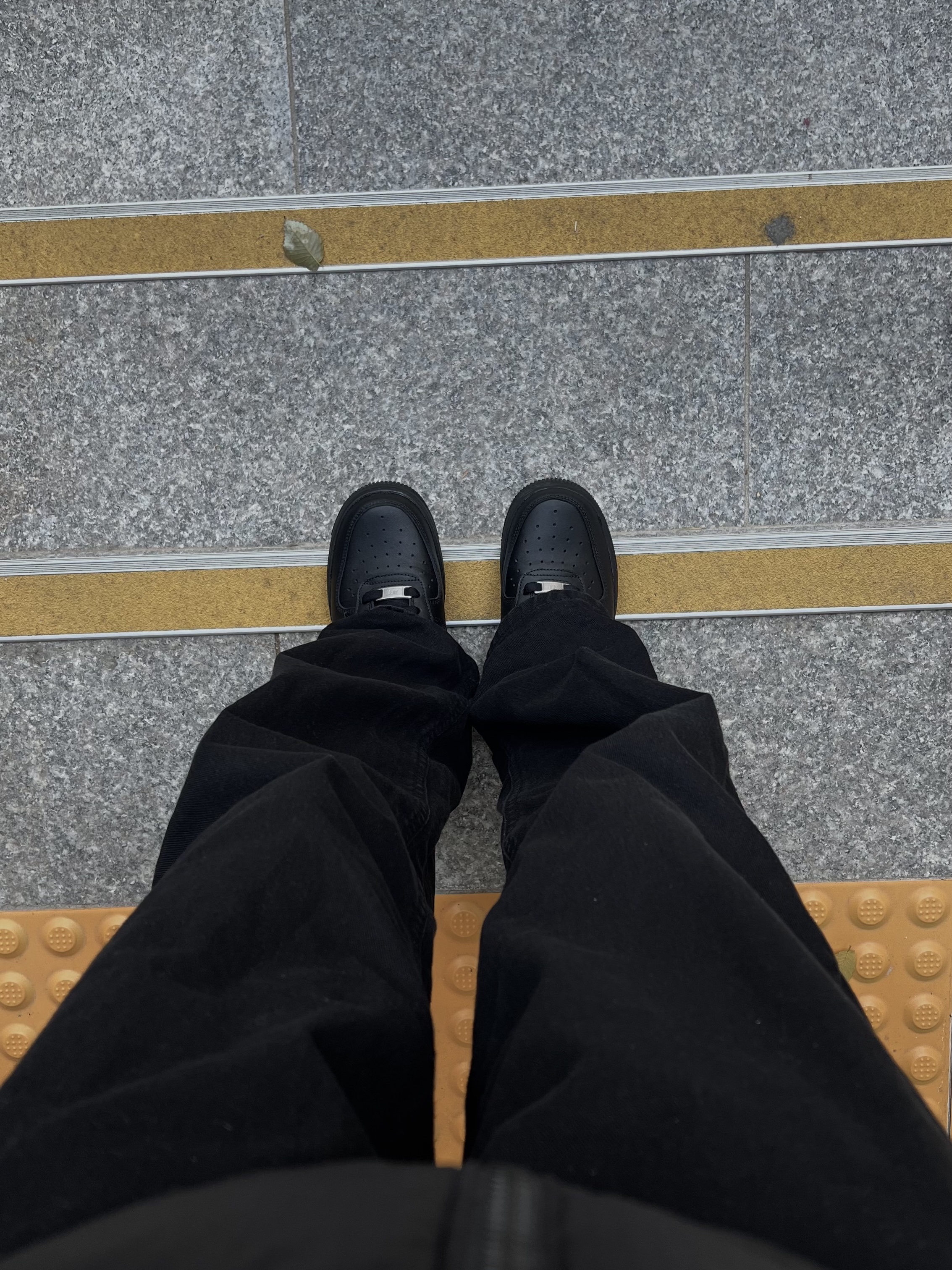 (W) Nike Air Force 1 '07 Low Triple Black 착용 스타일 - 3