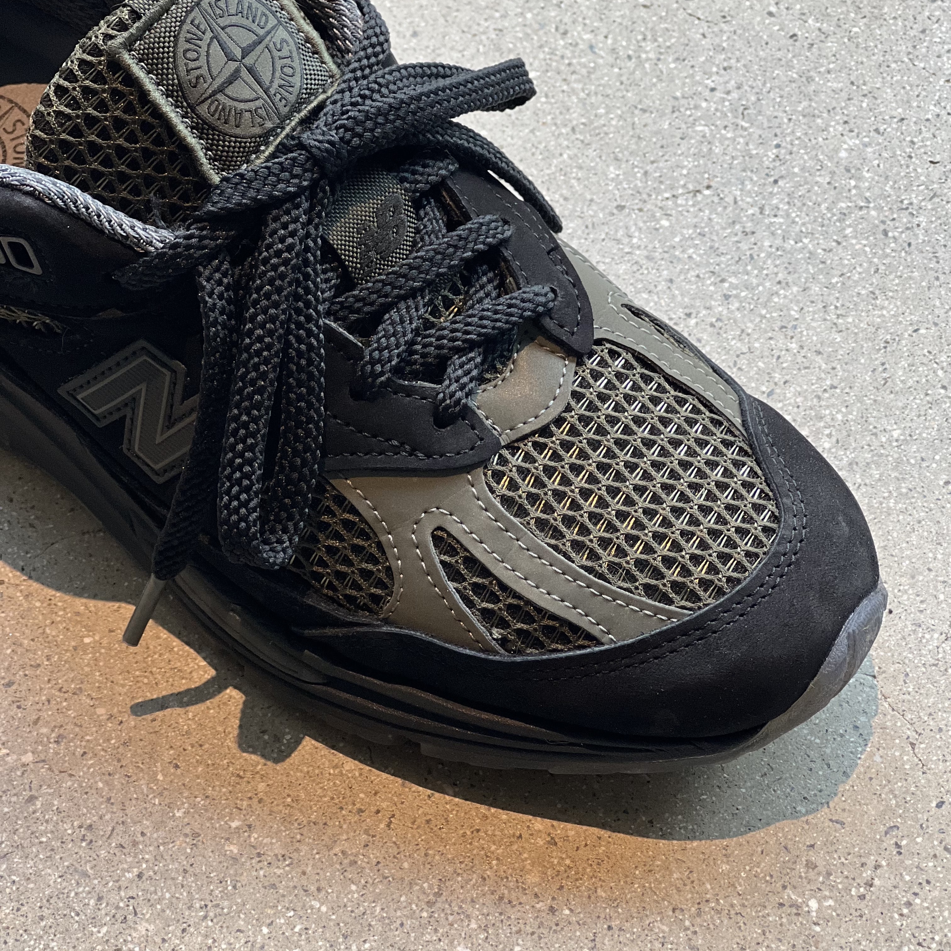 New Balance x Stone Island 991v2 Made in UK Black Olive Night 착용 스타일 - 3