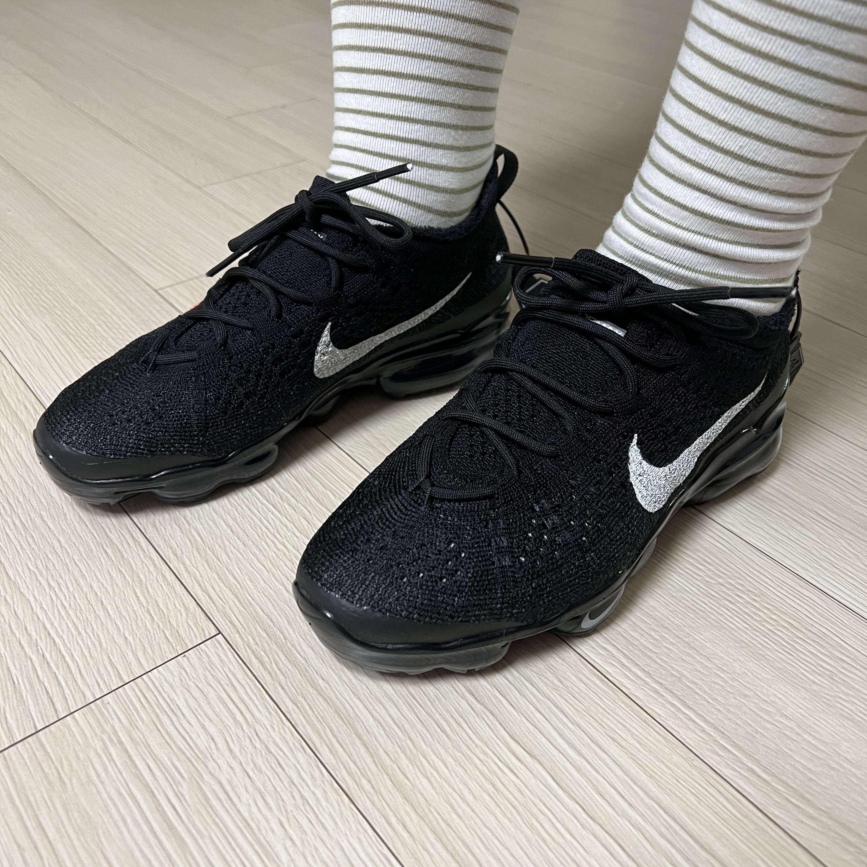 Nike Air VaporMax 2023 Flyknit Triple Black, (W) Nike Air Vapormax 2023 Flyknit Anthracite 착용 스타일 - 2