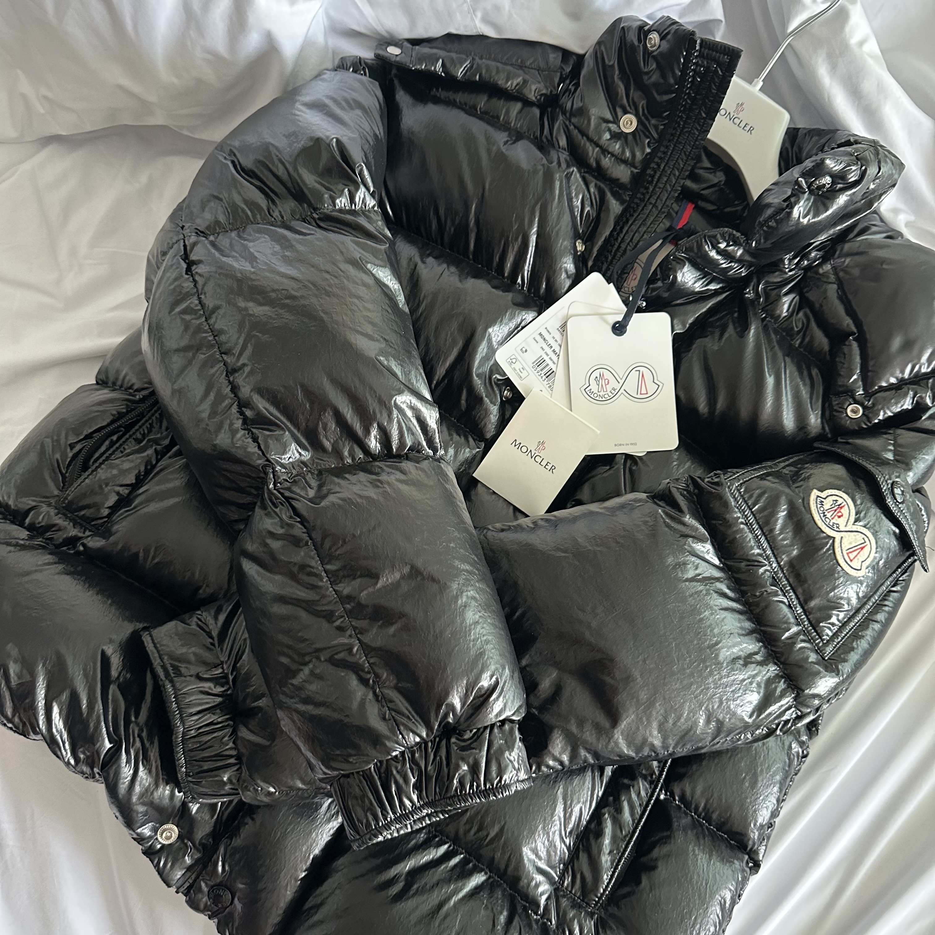 Moncler Maya 70 Short Down Jacket Black - 22FW 착용 스타일