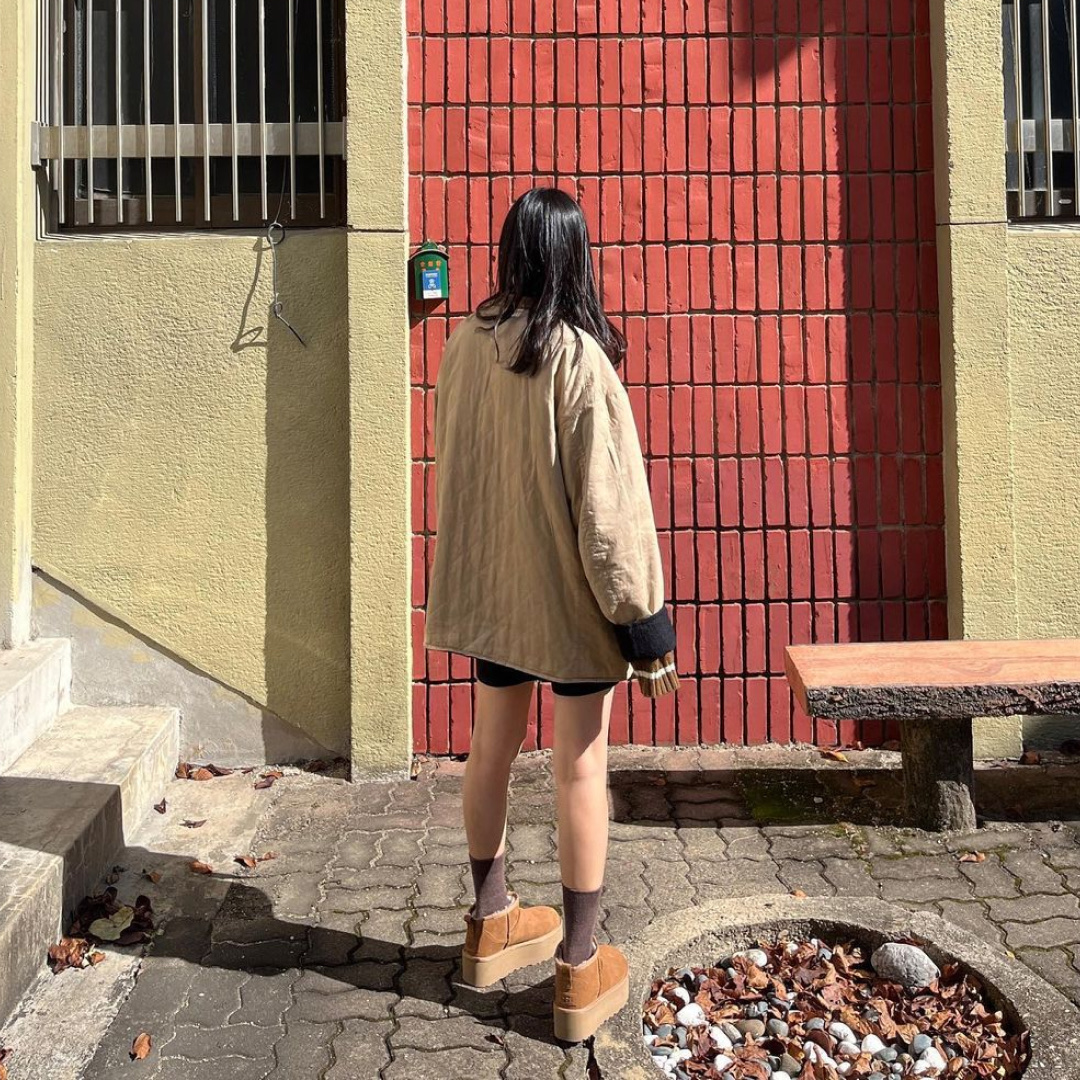 (W) UGG Classic Ultra Mini Platform Boots Chestnut 착용 스타일 - 4