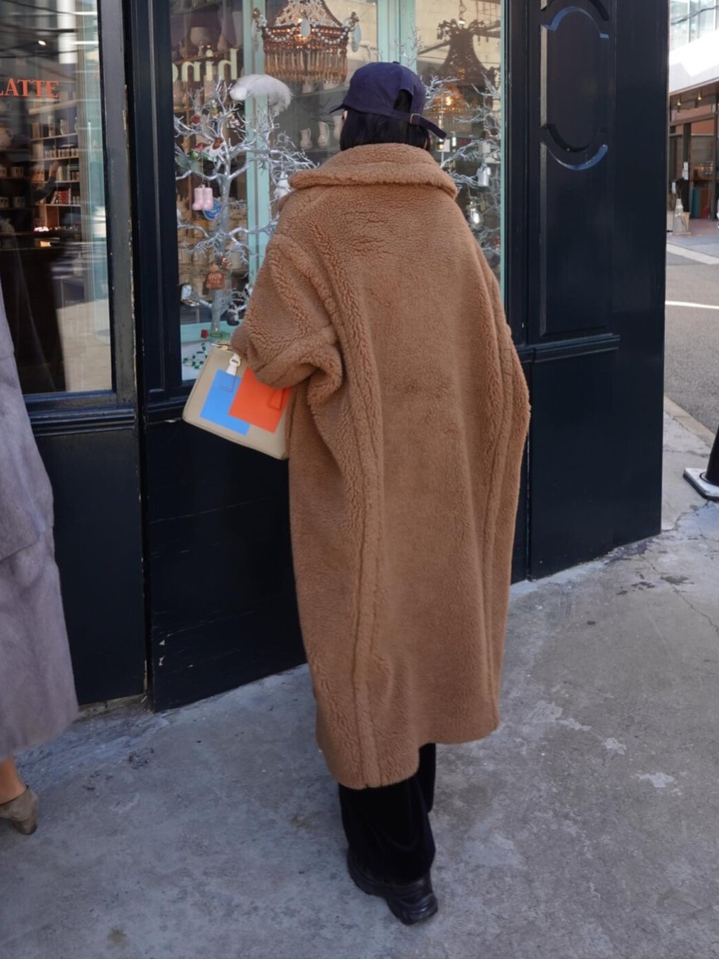 (W) Max Mara Nuevo Teddy Bear Icon Coat in Alpaca and Cashmere Sand, (W) UGG Embroidered Logo Earmuff Chestnut 착용 스타일 - 2
