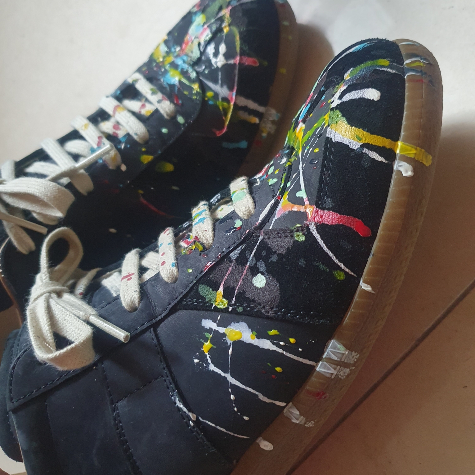 Maison Margiela Replica Paint Drop Sneakers Black, Maison Margiela Calfskin Paint Drop Replica Sneakers Black 착용 스타일 - 2