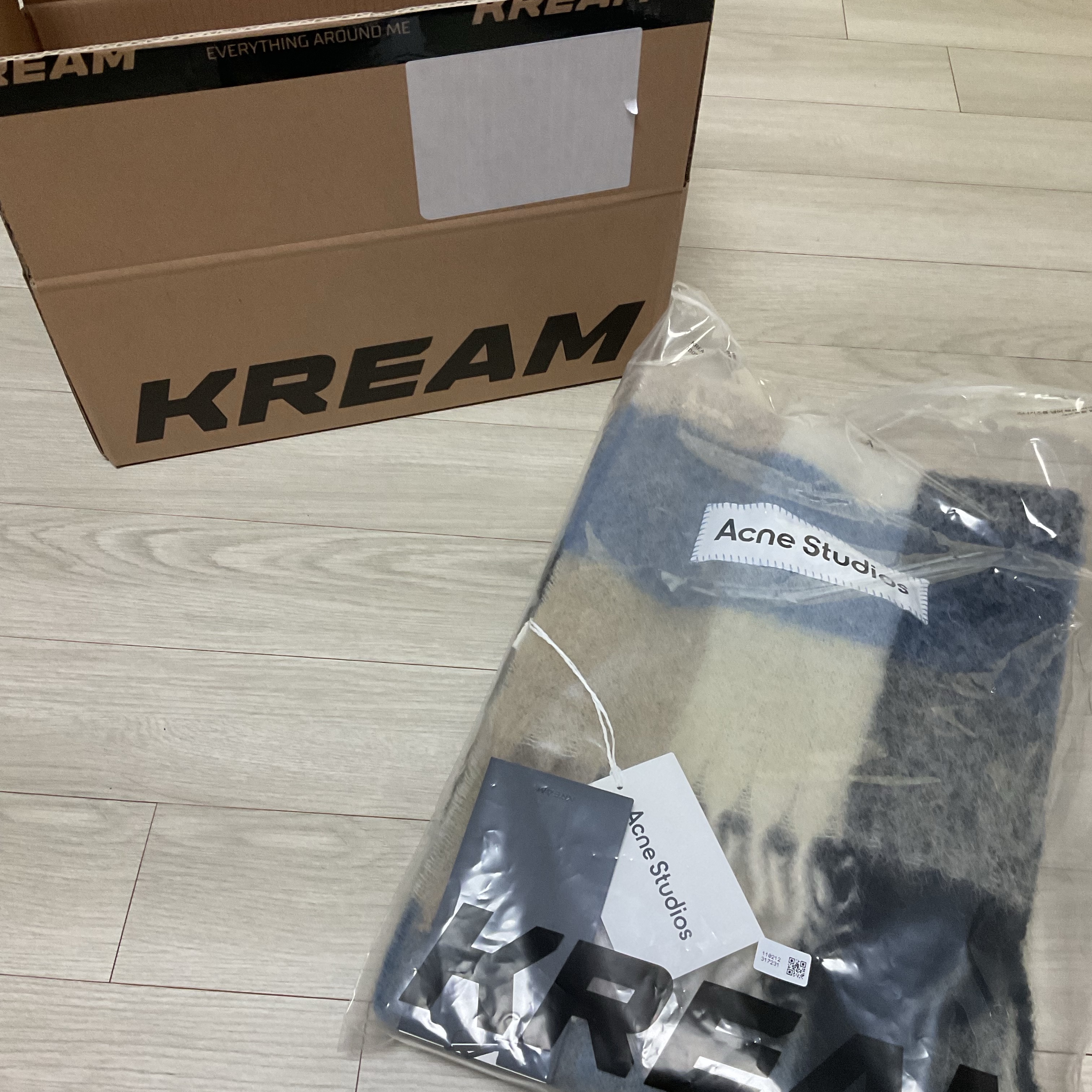 Acne Studios Mohair Check Muffler Blue Beige Black 착용 스타일 - 2