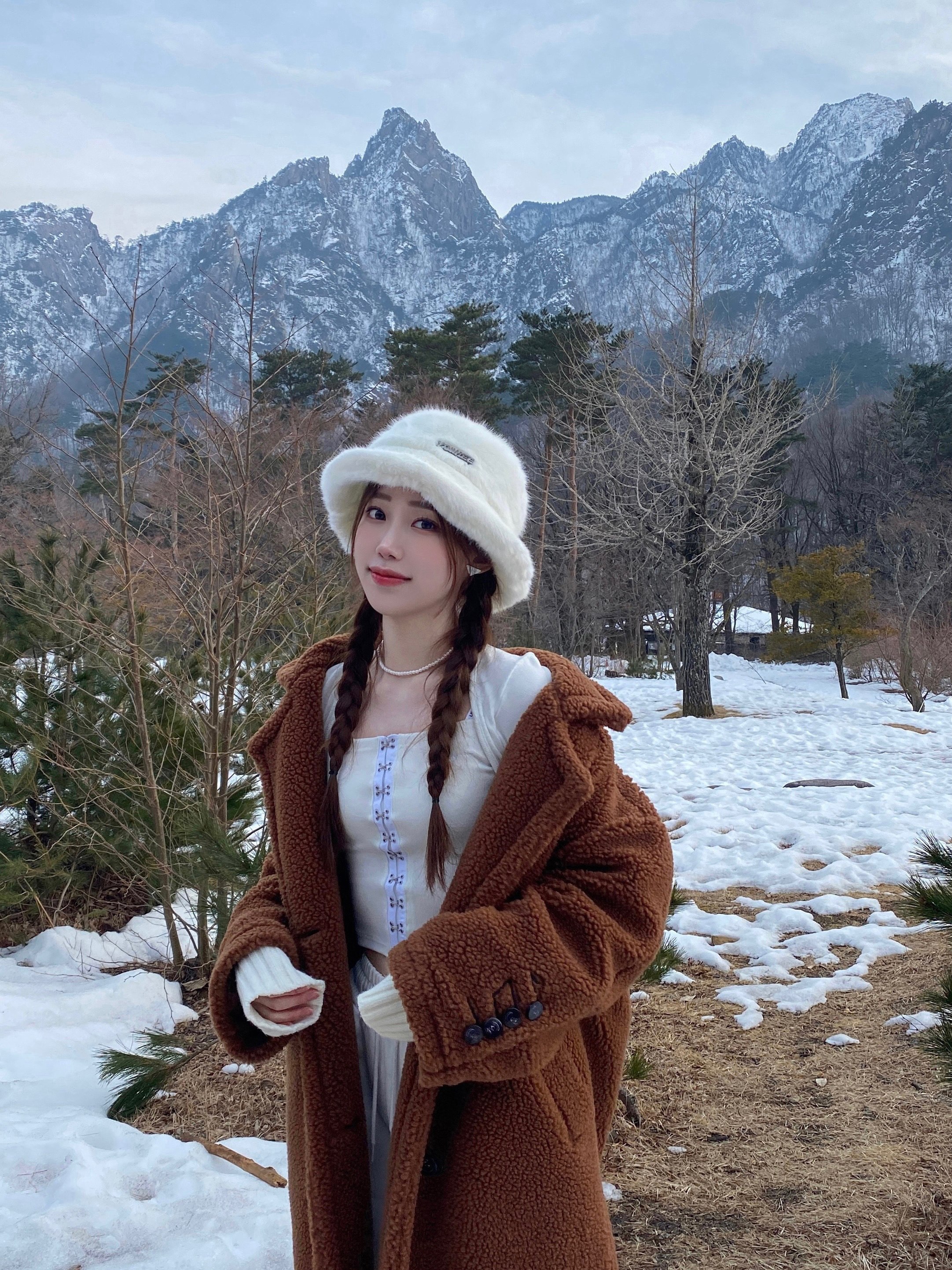 (W) Prada Symbole Earrings White, (W) UGG Classic Short II Boots Chestnut 착용 스타일 - 3