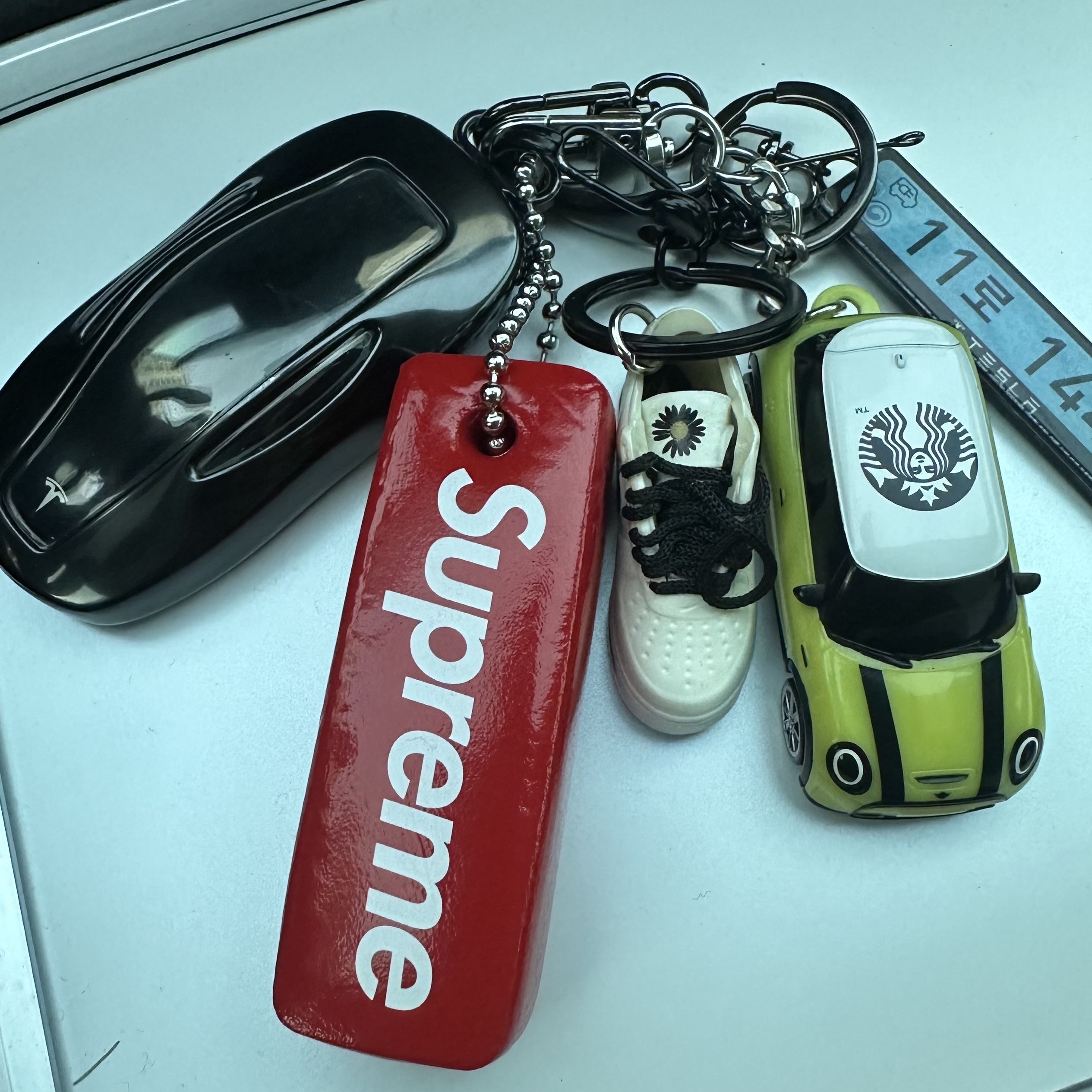 Supreme Floating Keychain Red - 23FW 착용 스타일