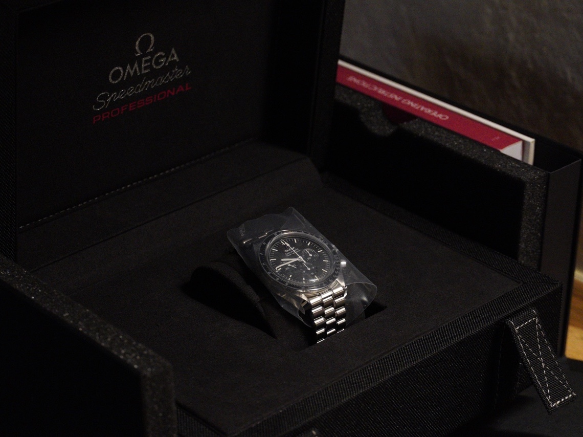 Omega Speedmaster Moonwatch Professional Co Axial Master Chronometer Chronograph Steel Black (Transparent Caseback Ver.) 착용 스타일 - 2