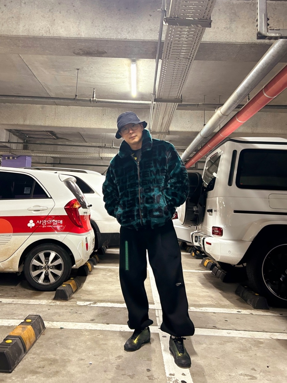 Supreme Faux Fur Repeater Bomber Jacket Dark Teal - 18SS, Nike x Stussy Bucket Hat Black 착용 스타일 - 2