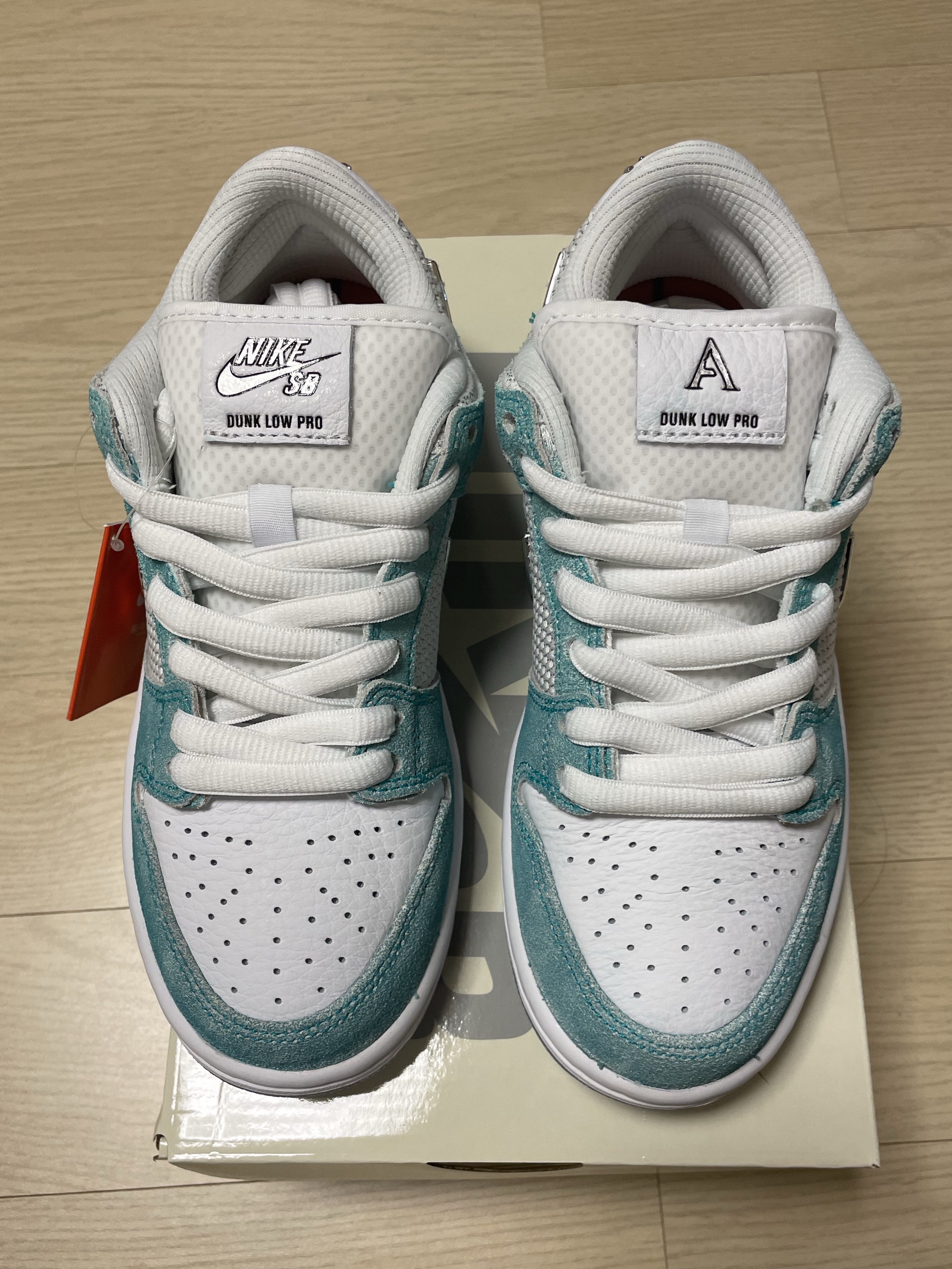 Nike x April Skateboards SB Dunk Low Pro QS Racer Blue Metallic Silver 착용 스타일 - 1