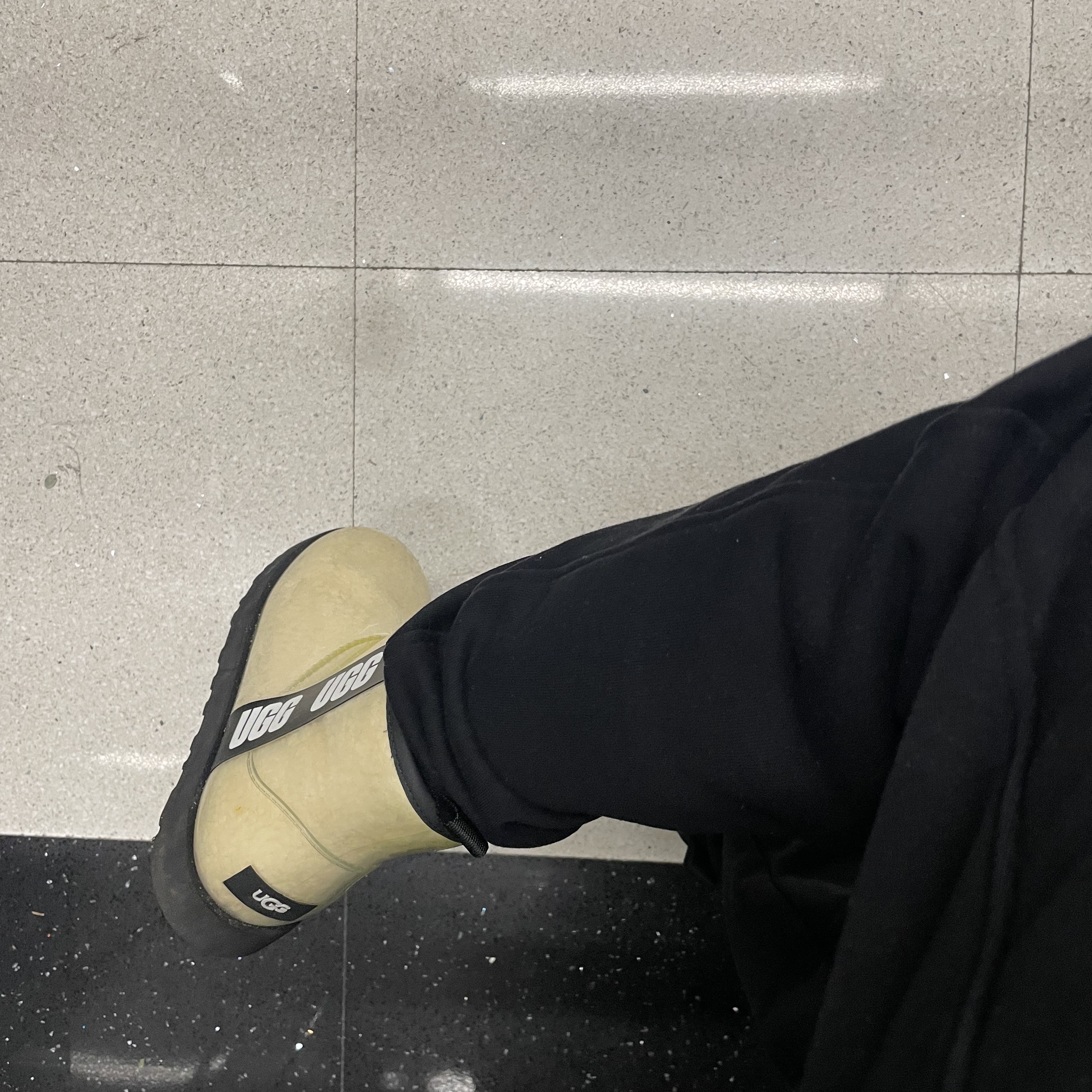 (W) UGG Classic Clear Mini Boots Natural Black 착용 스타일