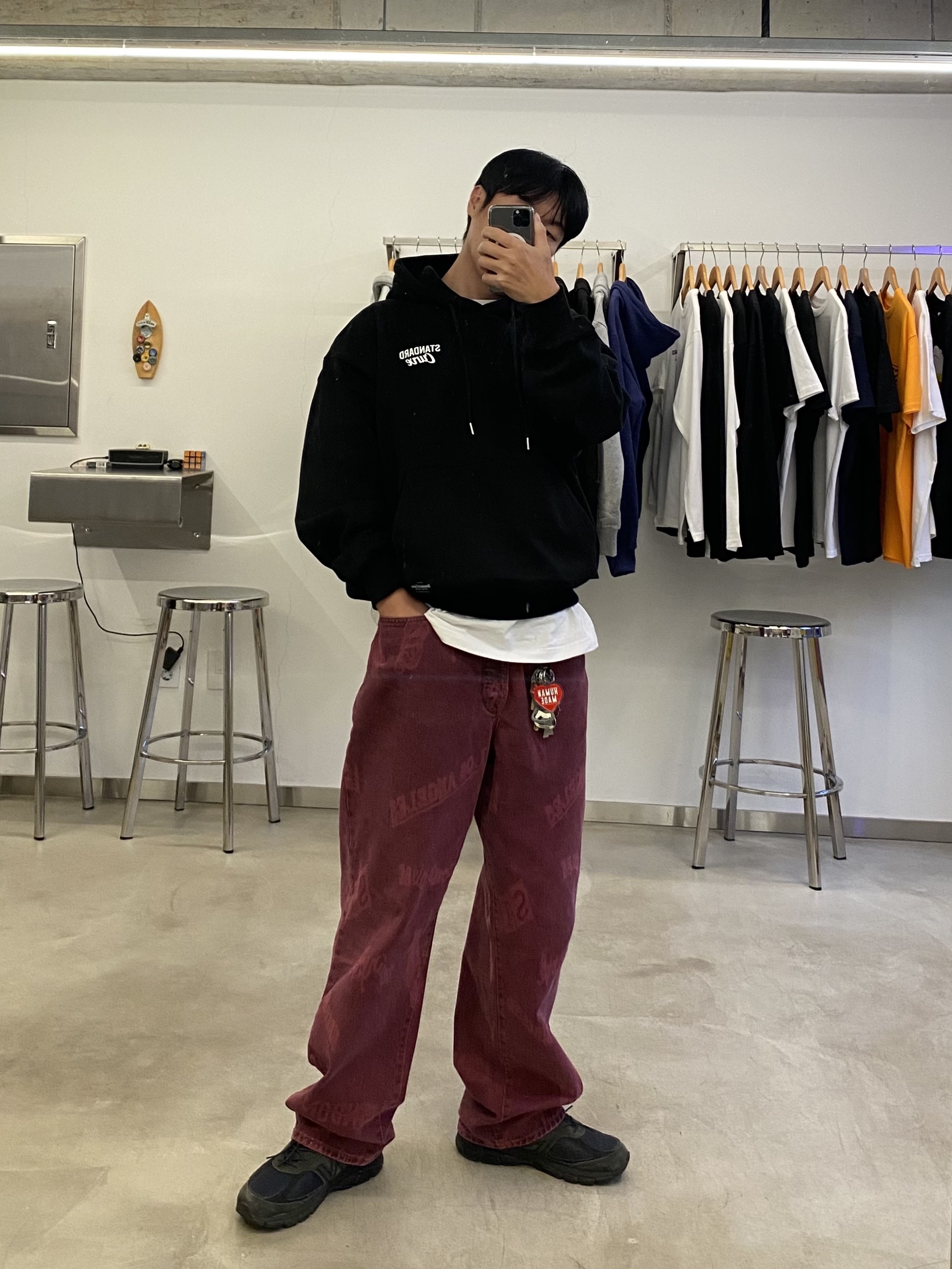 Stussy Worldwide Big OL' Jeans Fuchsia, New Balance x JJJJound 990v4 Navy 착용 스타일 - 1