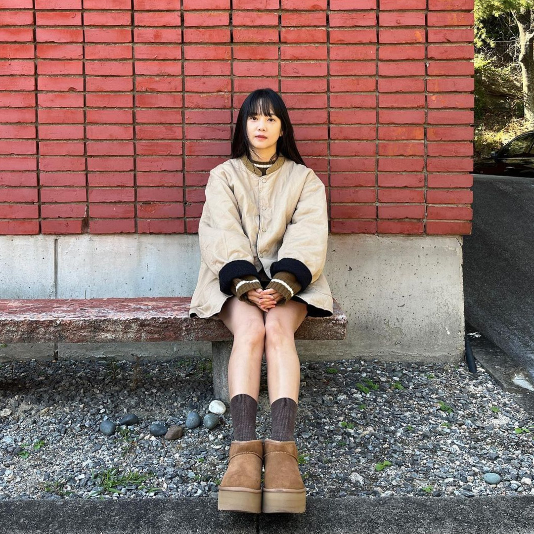 (W) UGG Classic Ultra Mini Platform Boots Chestnut 착용 스타일 - 3