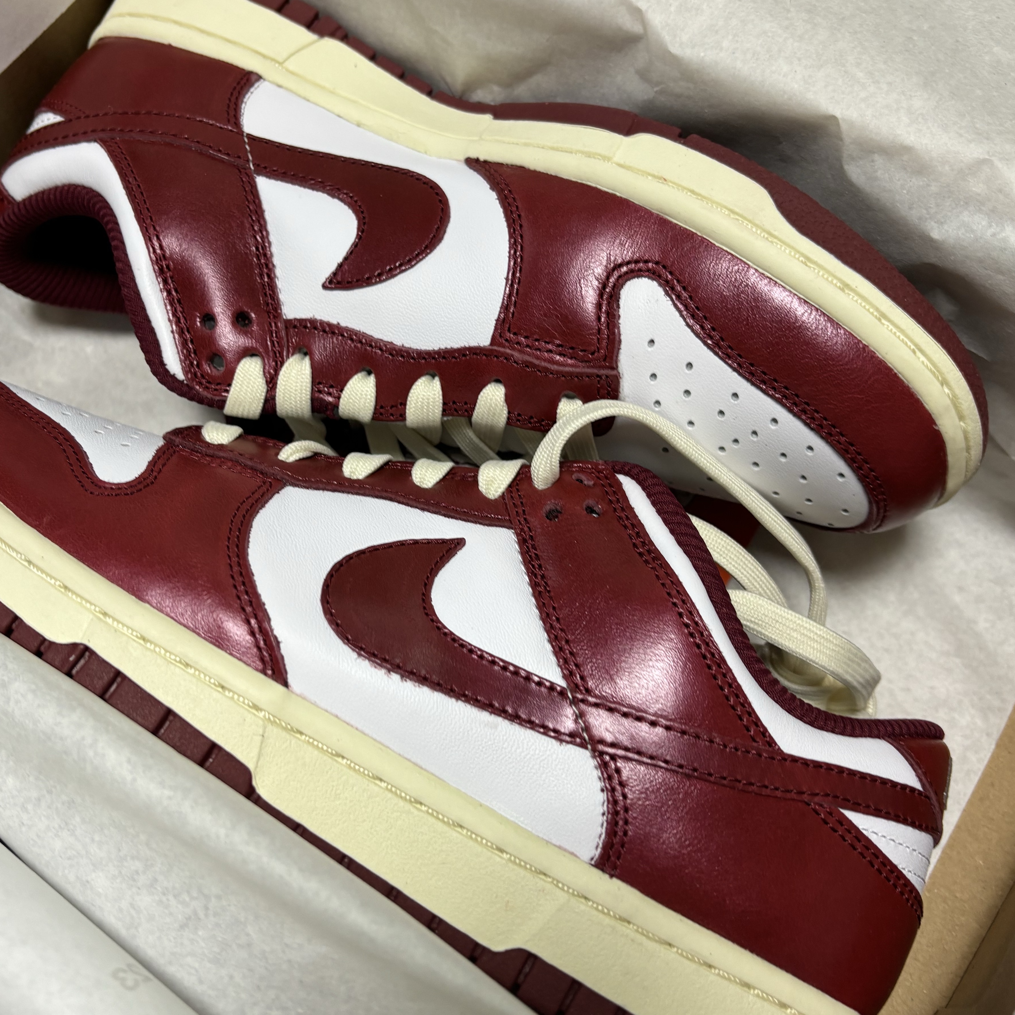 (W) Nike Dunk Low Retro PRM Team Red and White 착용 스타일