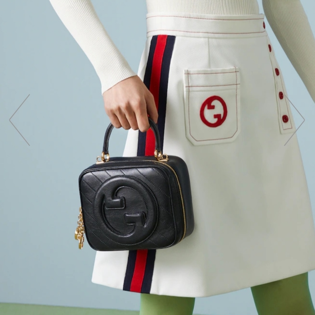 Gucci Blondie Top Handle Bag Black Leather 착용 스타일 - 2