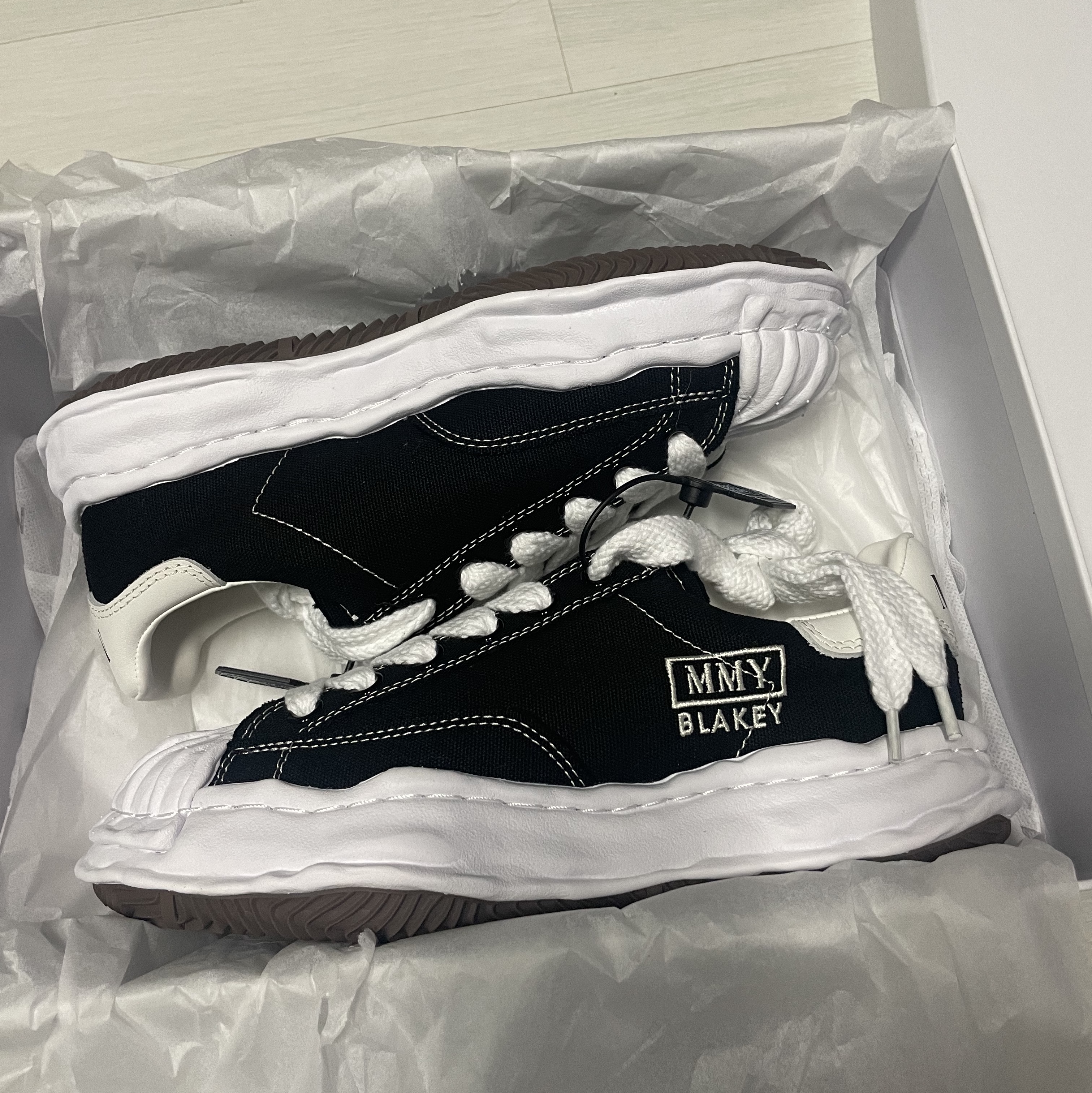 Maison Mihara Yasuhiro Blakey OG Sole Canvas Low-top Sneakers Black White 착용 스타일 - 1