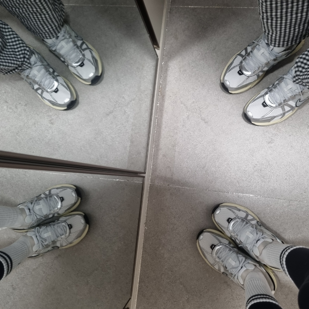 Nike V2K Run Summit White Metallic Silver 착용 스타일