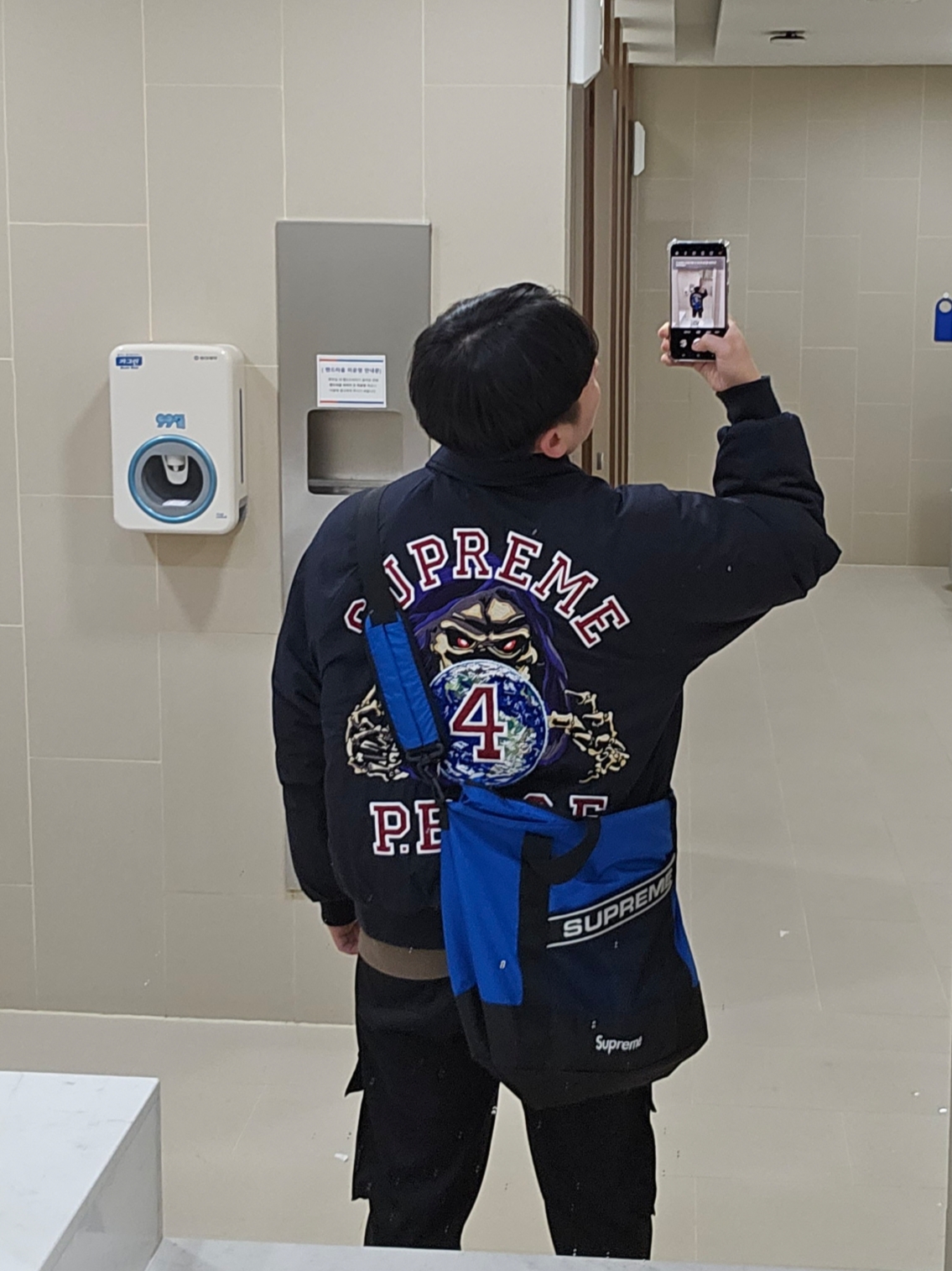 Supreme Peace Embroidered Work Jacket Navy - 23FW, Supreme Tote Bag Blue - 23FW 착용 스타일